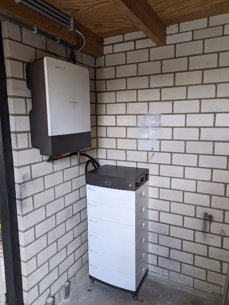 GivEnergy thuisbatterij installatie in schuur