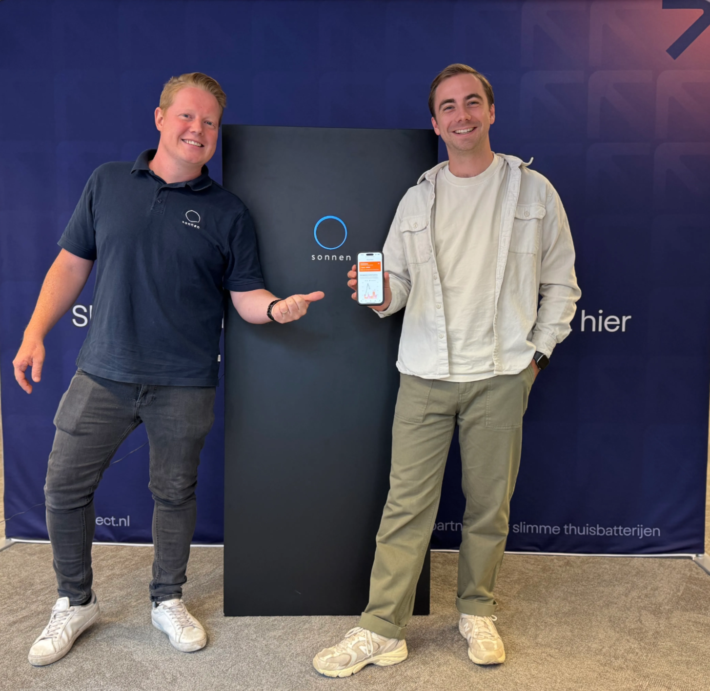 twee personen naast thuisbatterij
