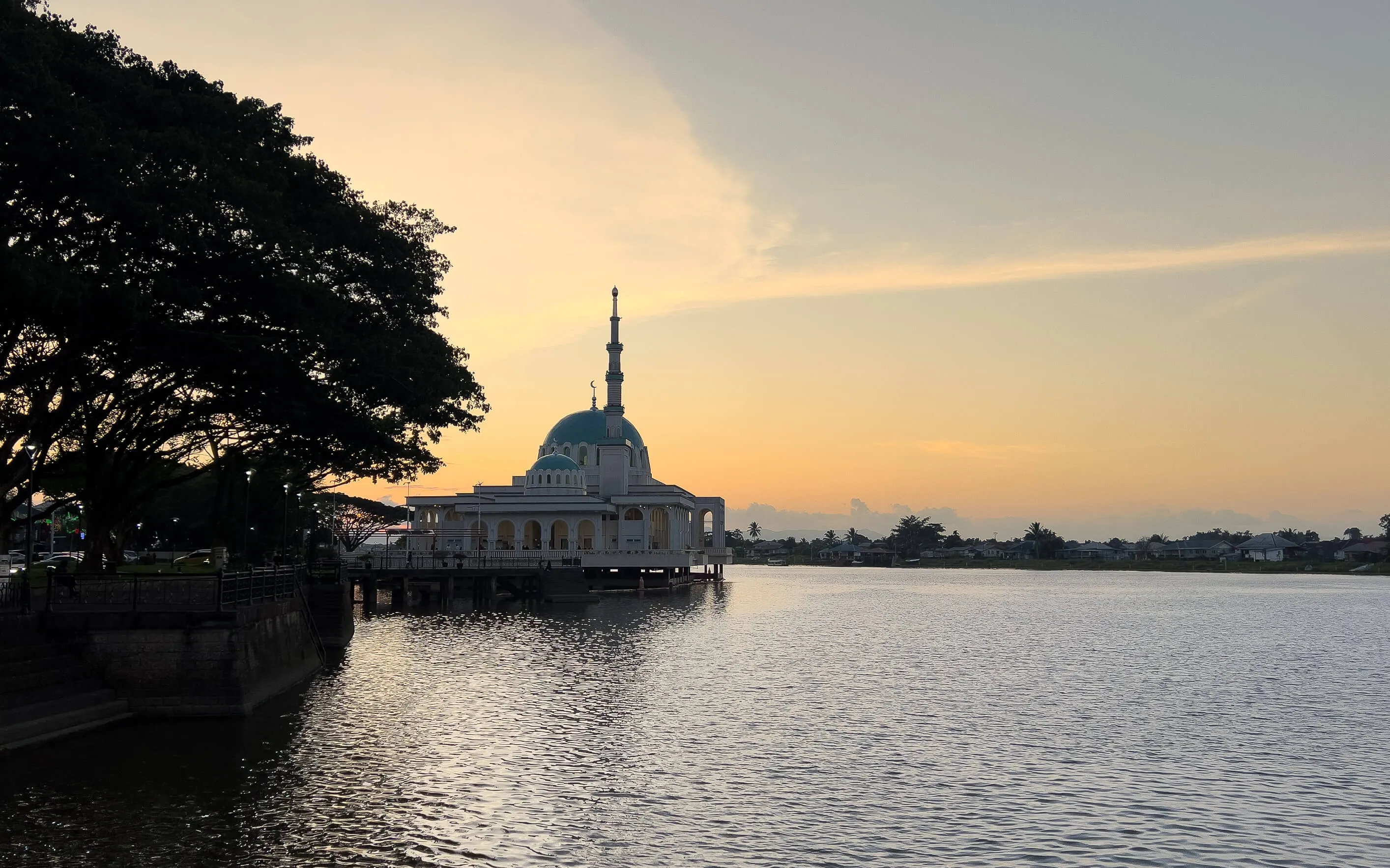 Flussufer von Kuching mit Moschee