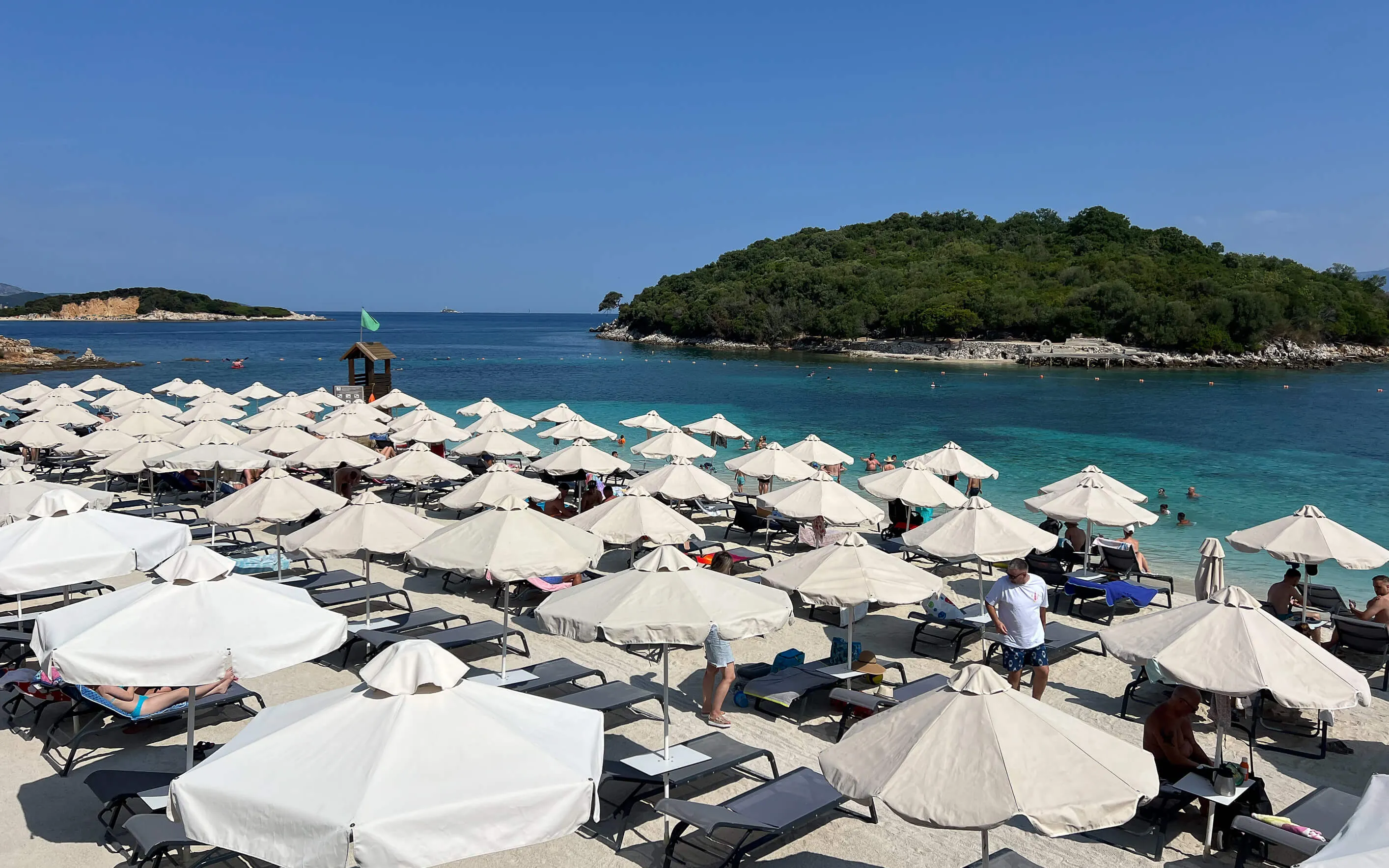 Strand von Ksamil in Albanien