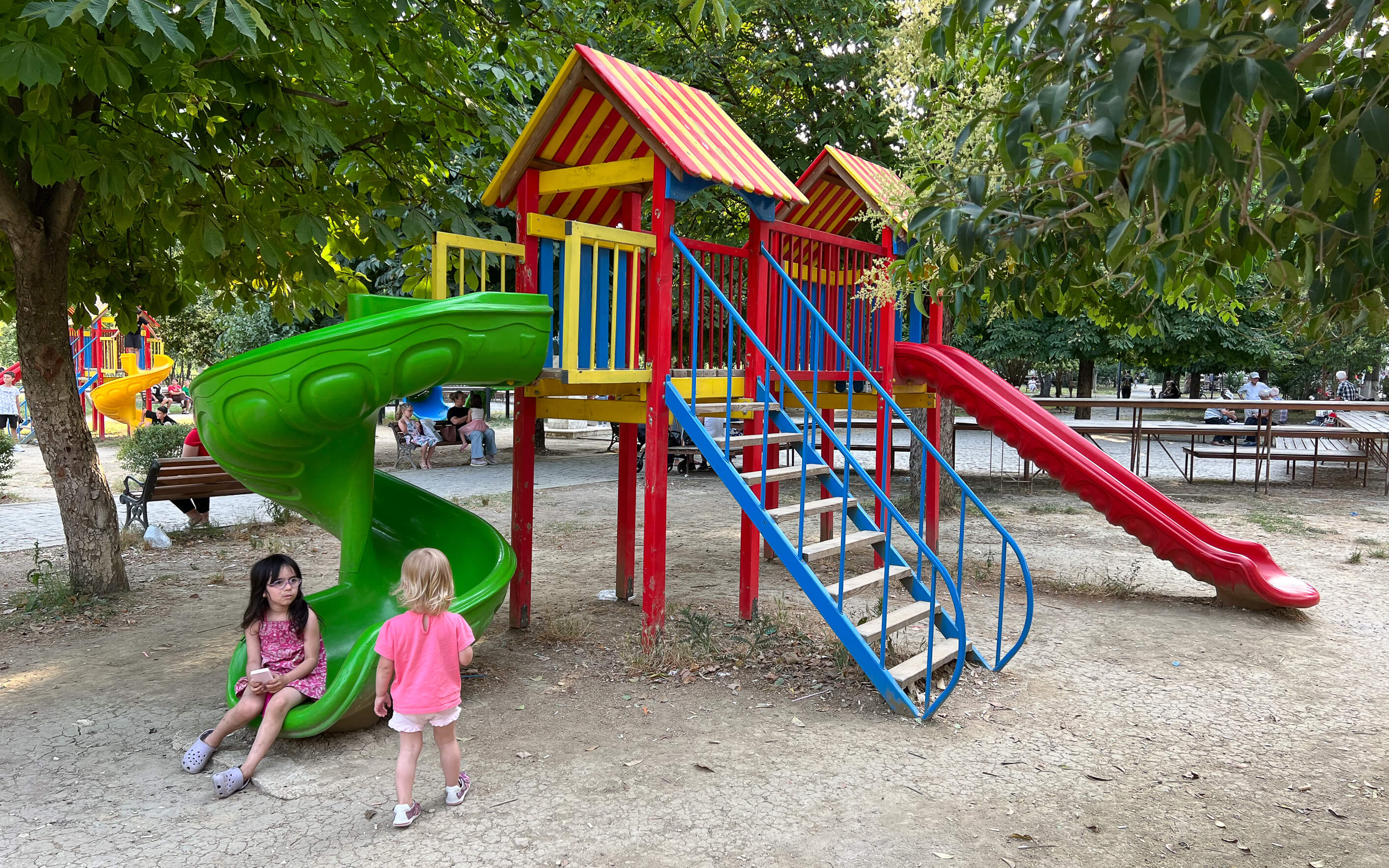 Spielende Kinder in Albanien auf dem Spielplatz