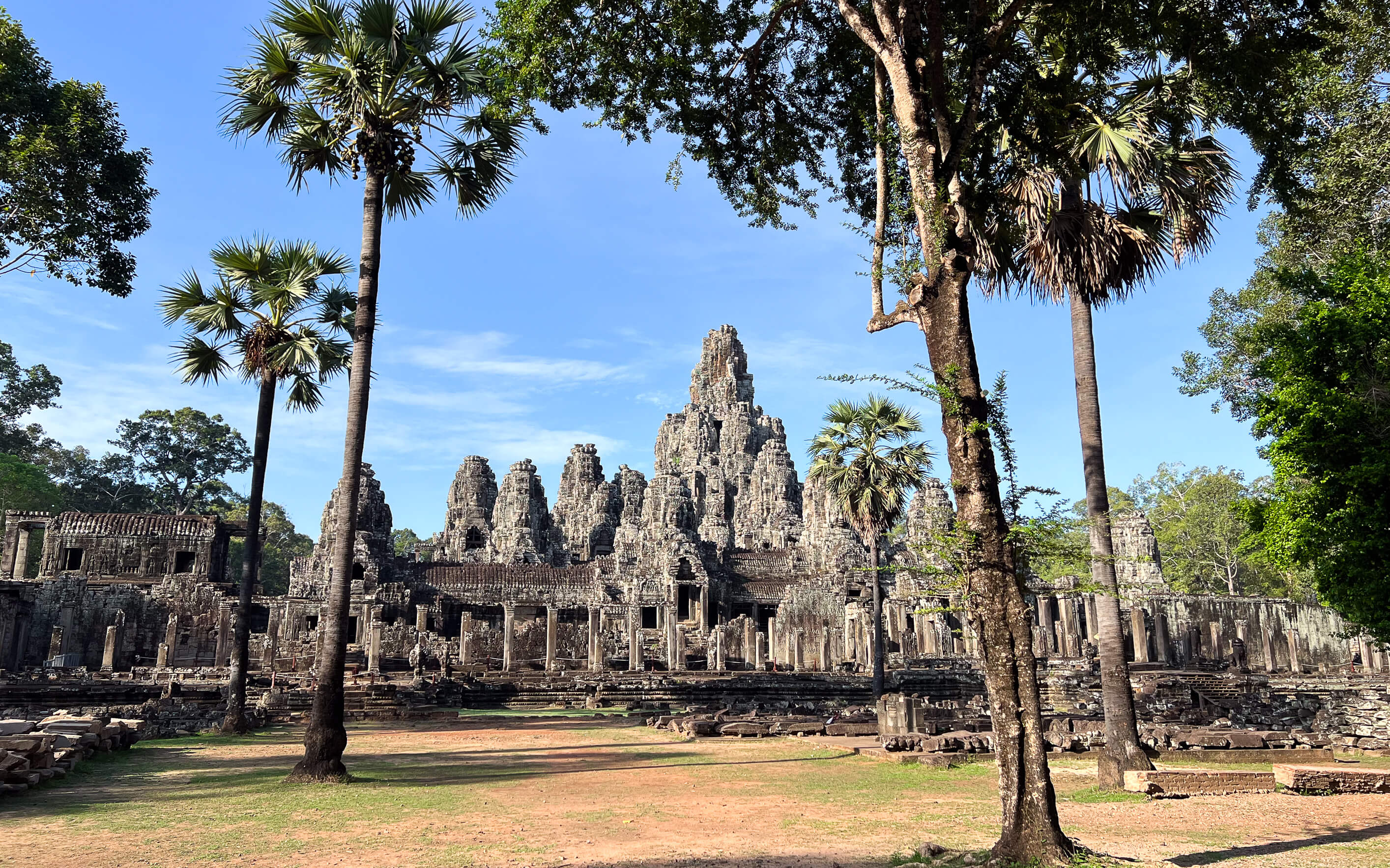 Ankor Bayon in Siem Reap umgeben von Palmen