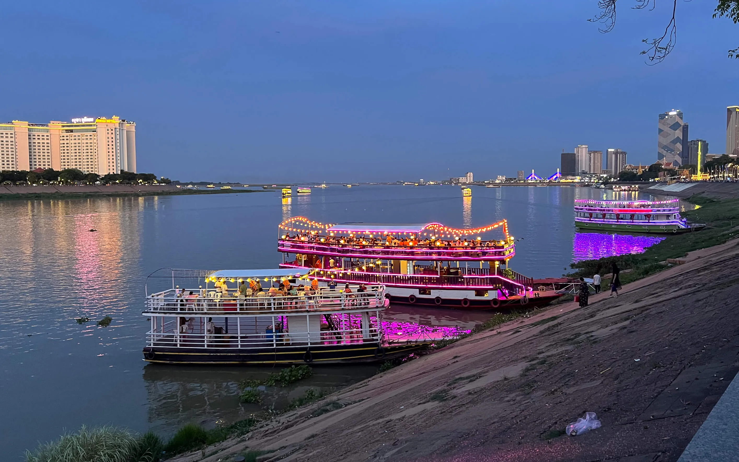 Sisowath Quay mit leuchten Schiffen