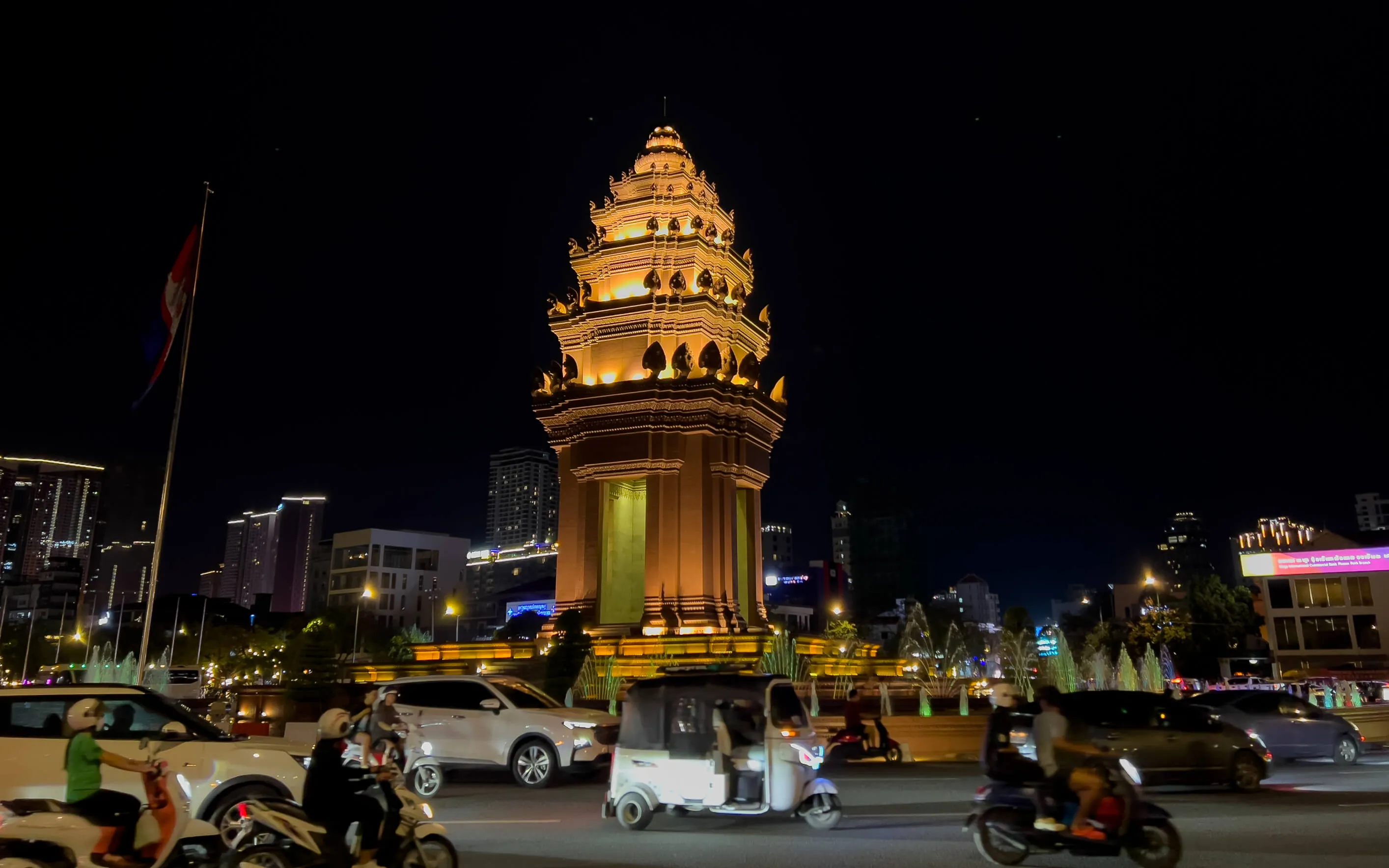 Independence Monument bei nacht