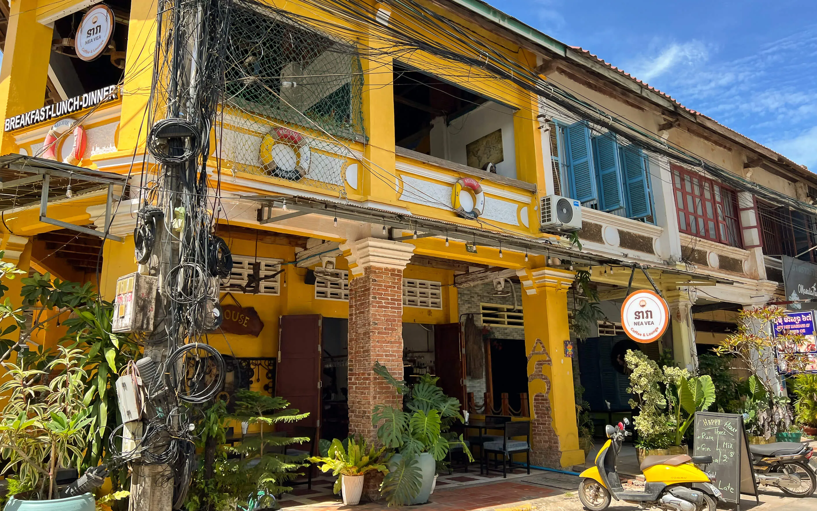 Gelbes Kolonialhaus in Kampot