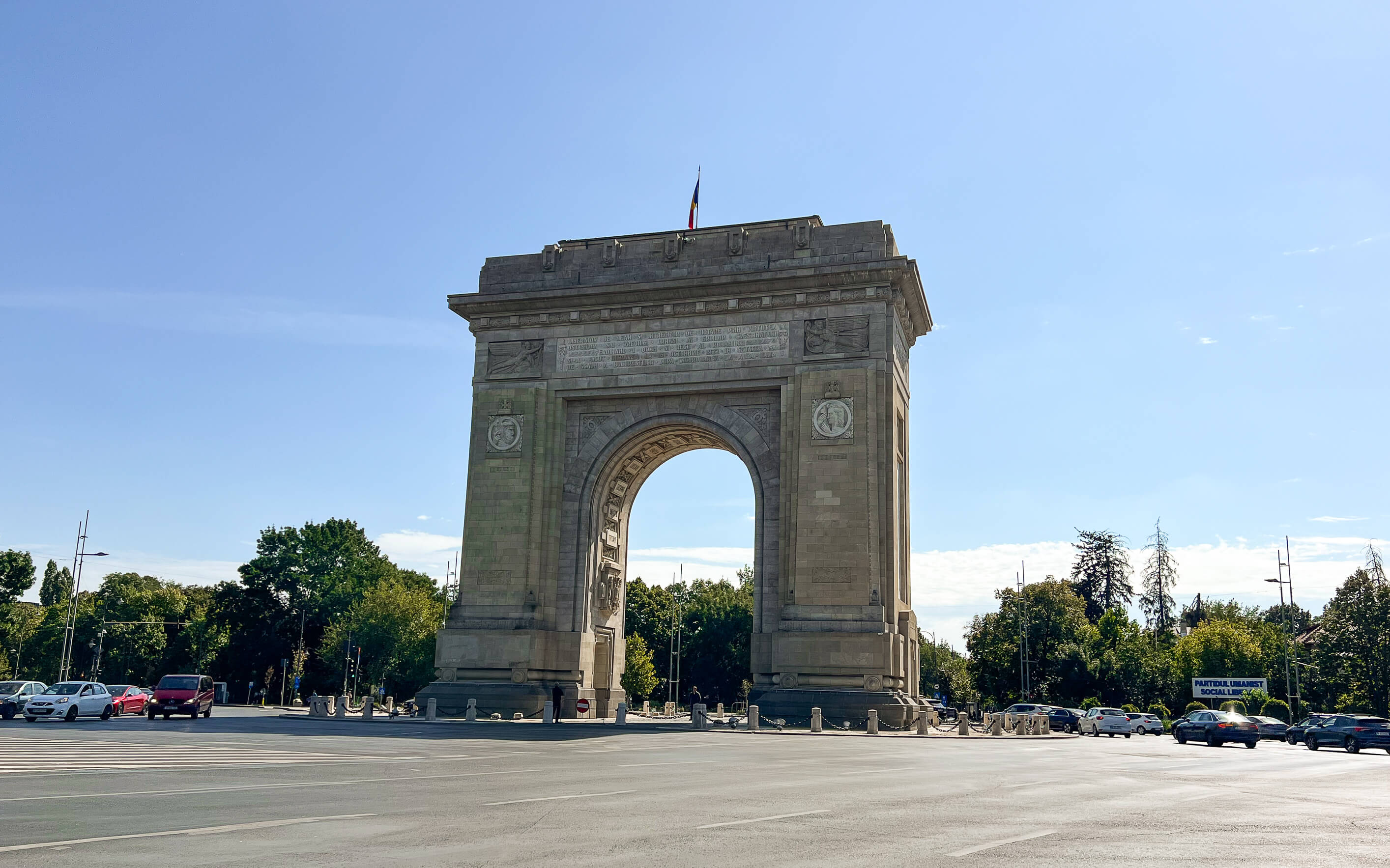 Arcul de Triumf bei Sonnenschein 