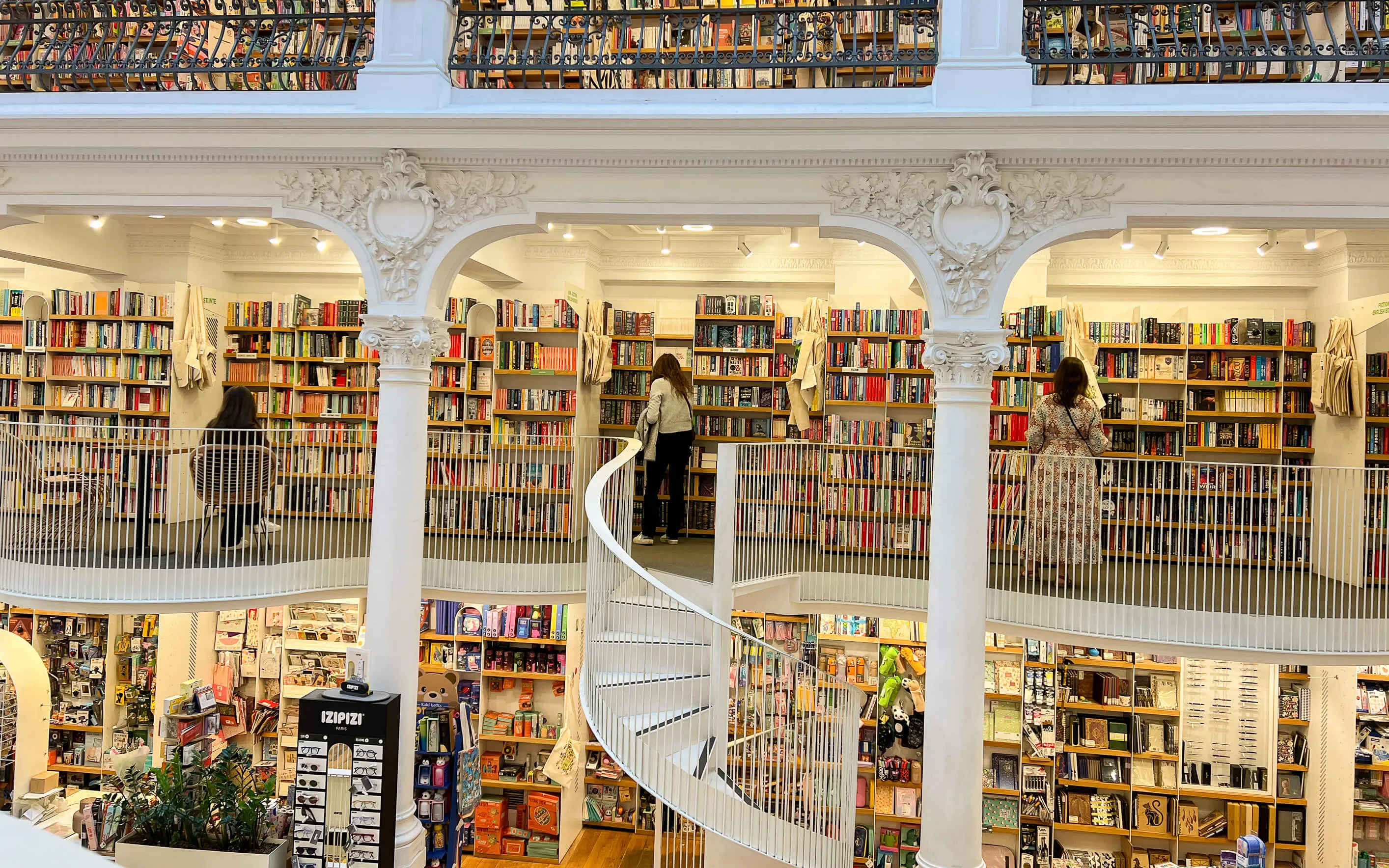 Cărturești Carusel în Bukarest mit vielen Kunden