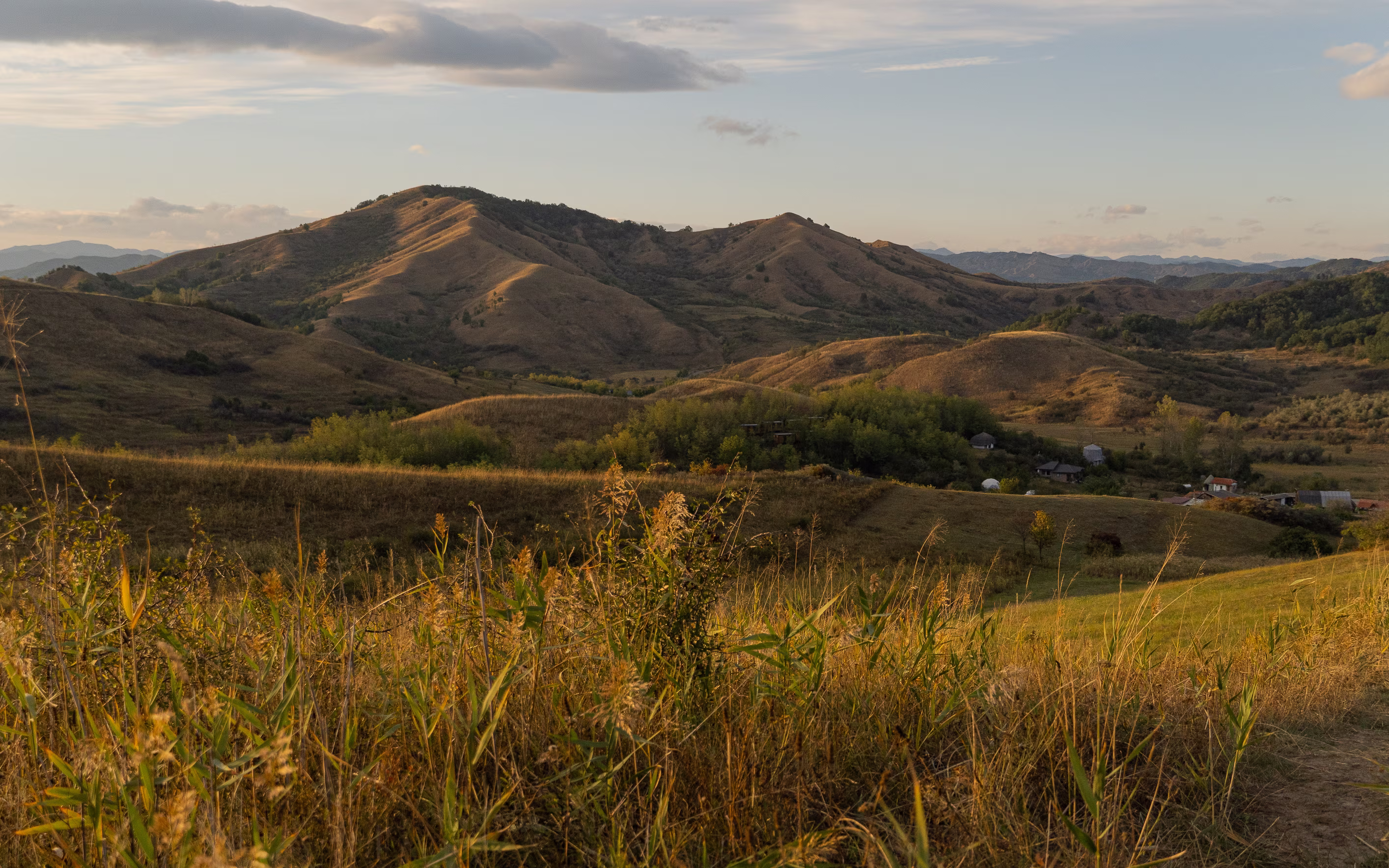 Bergige Landschaft in Rumänien mit viel Grün