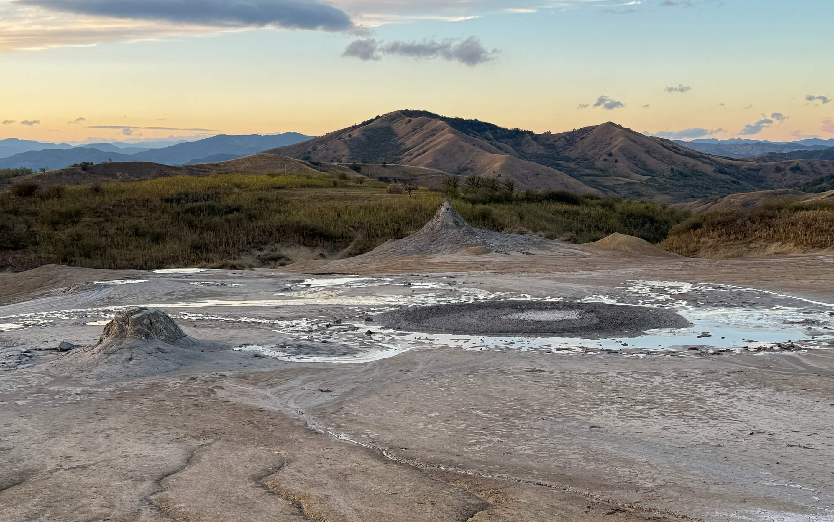 Schlammvulkan zum Sonnenuntergang in Rumänien