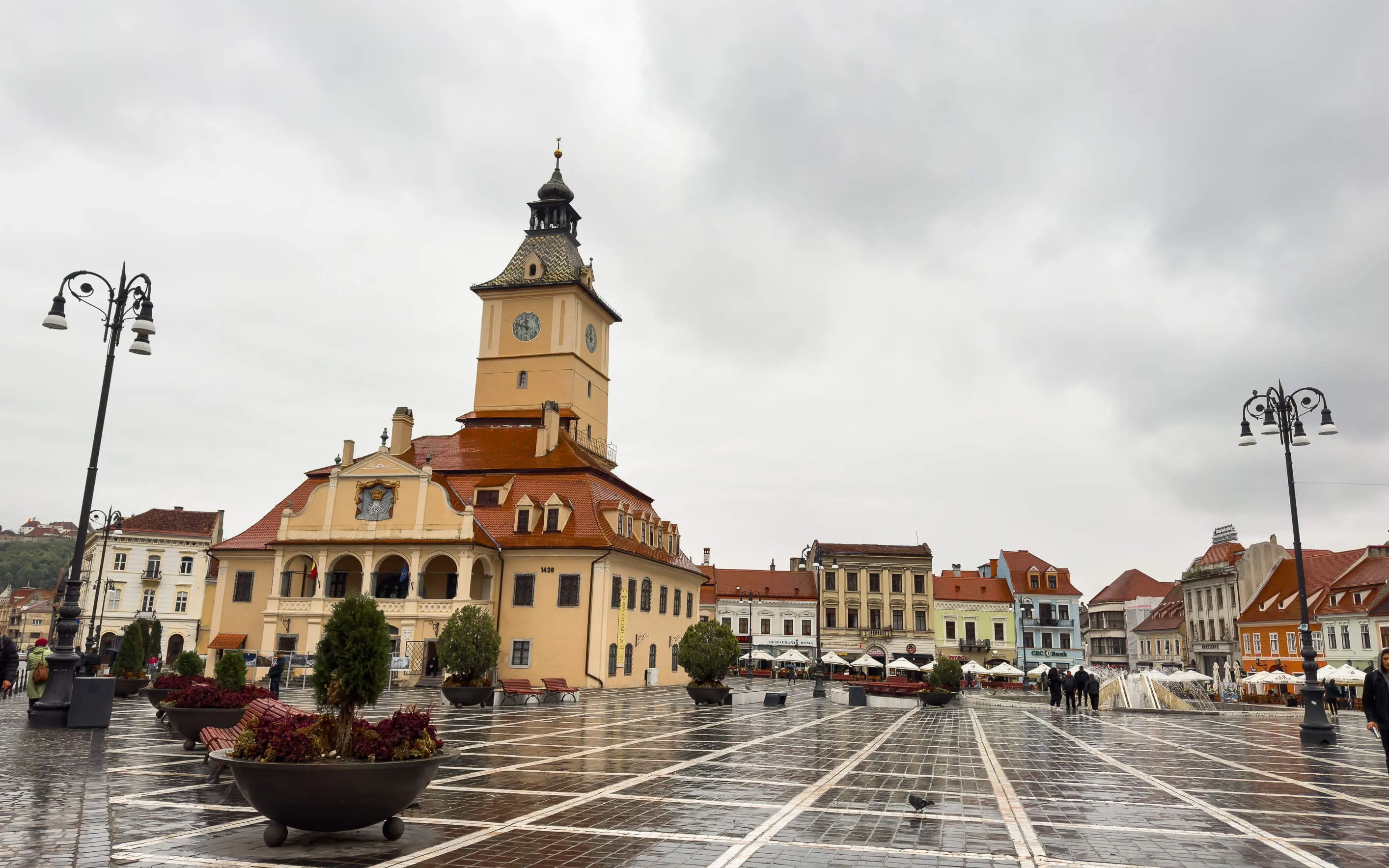 Ratsplatz von Brasov bei Regen