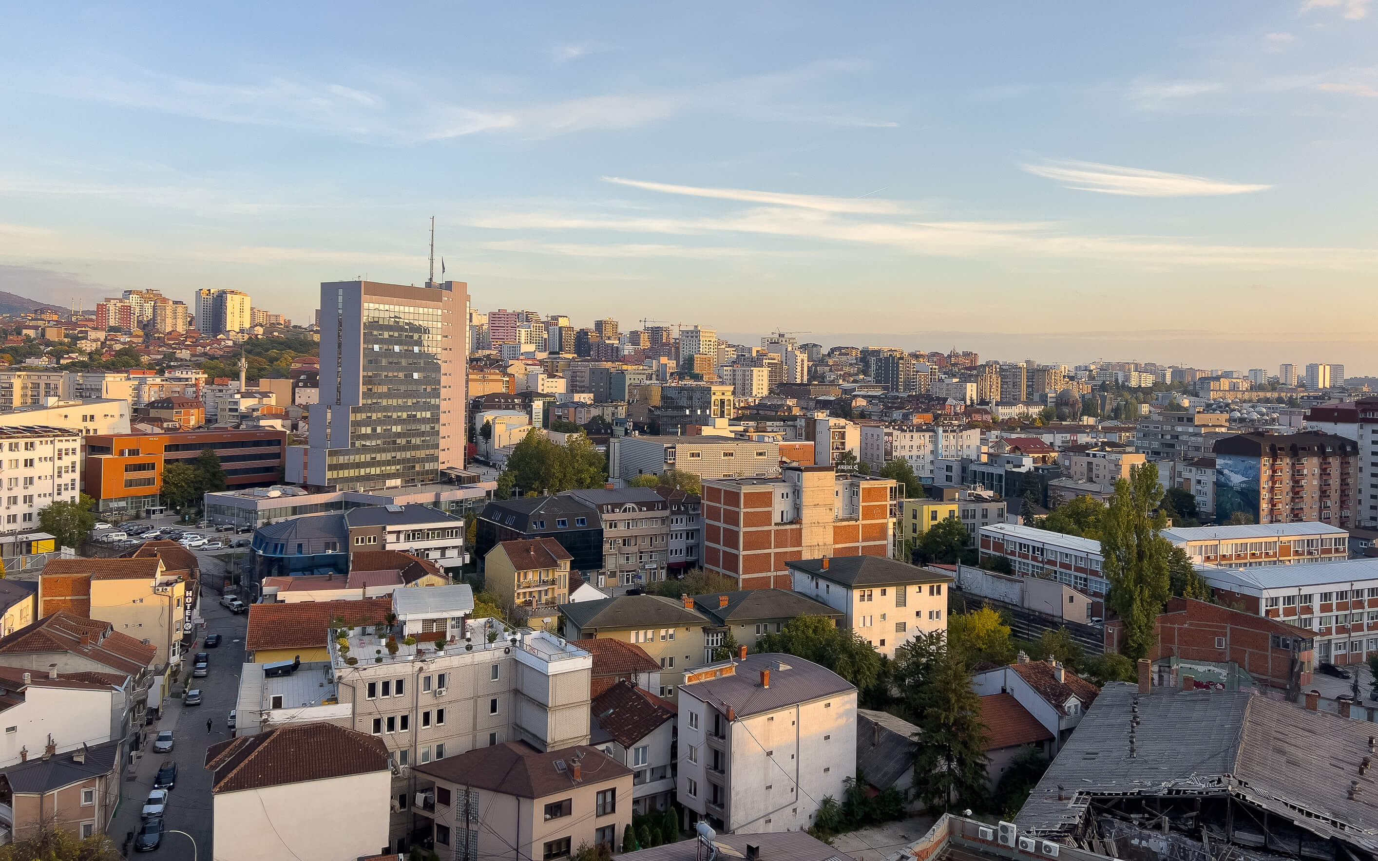 Die Skyline von Pristina zum Sonnenaufgang