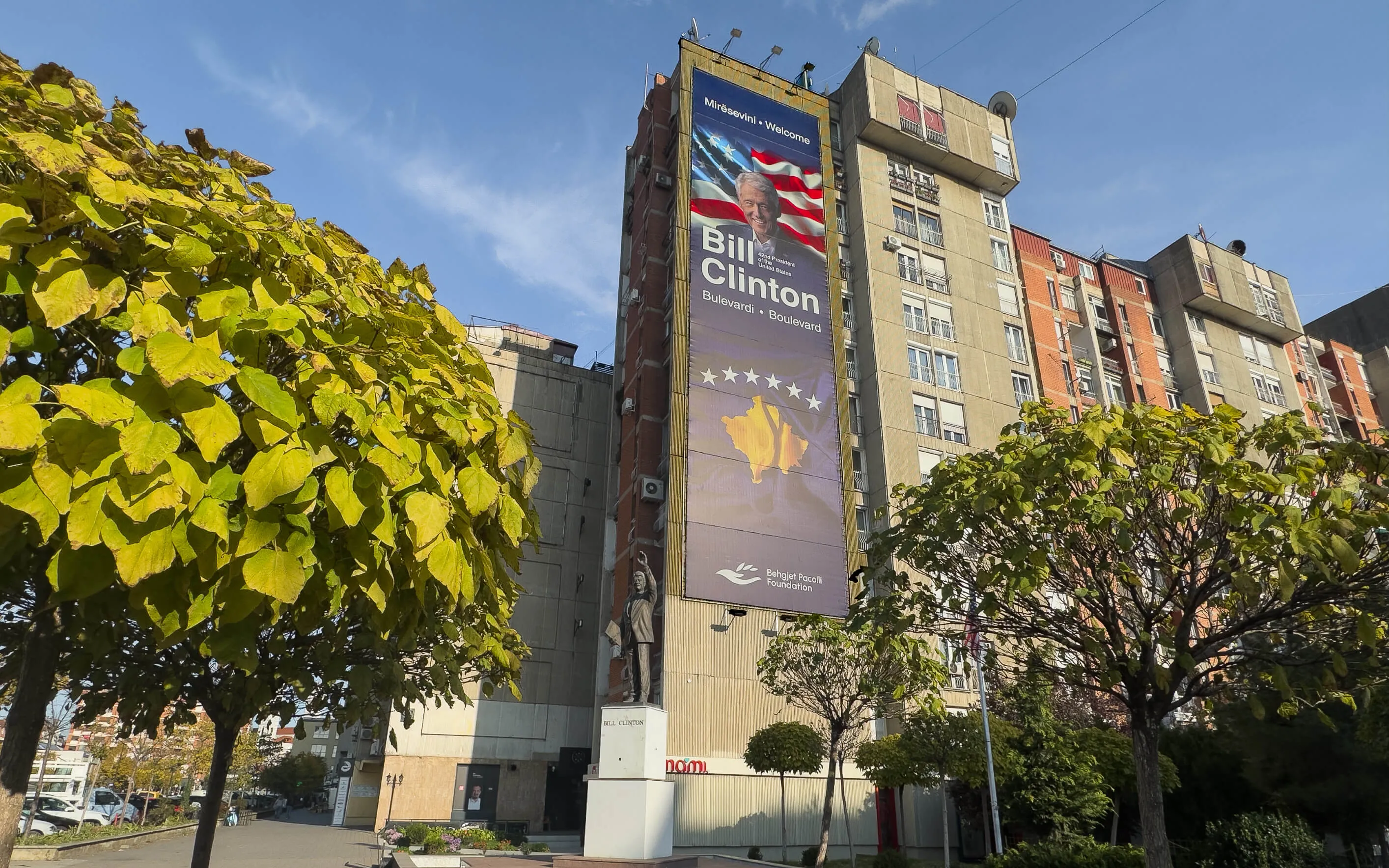 Bill Clinton Statue vor Gebäude in Pristina