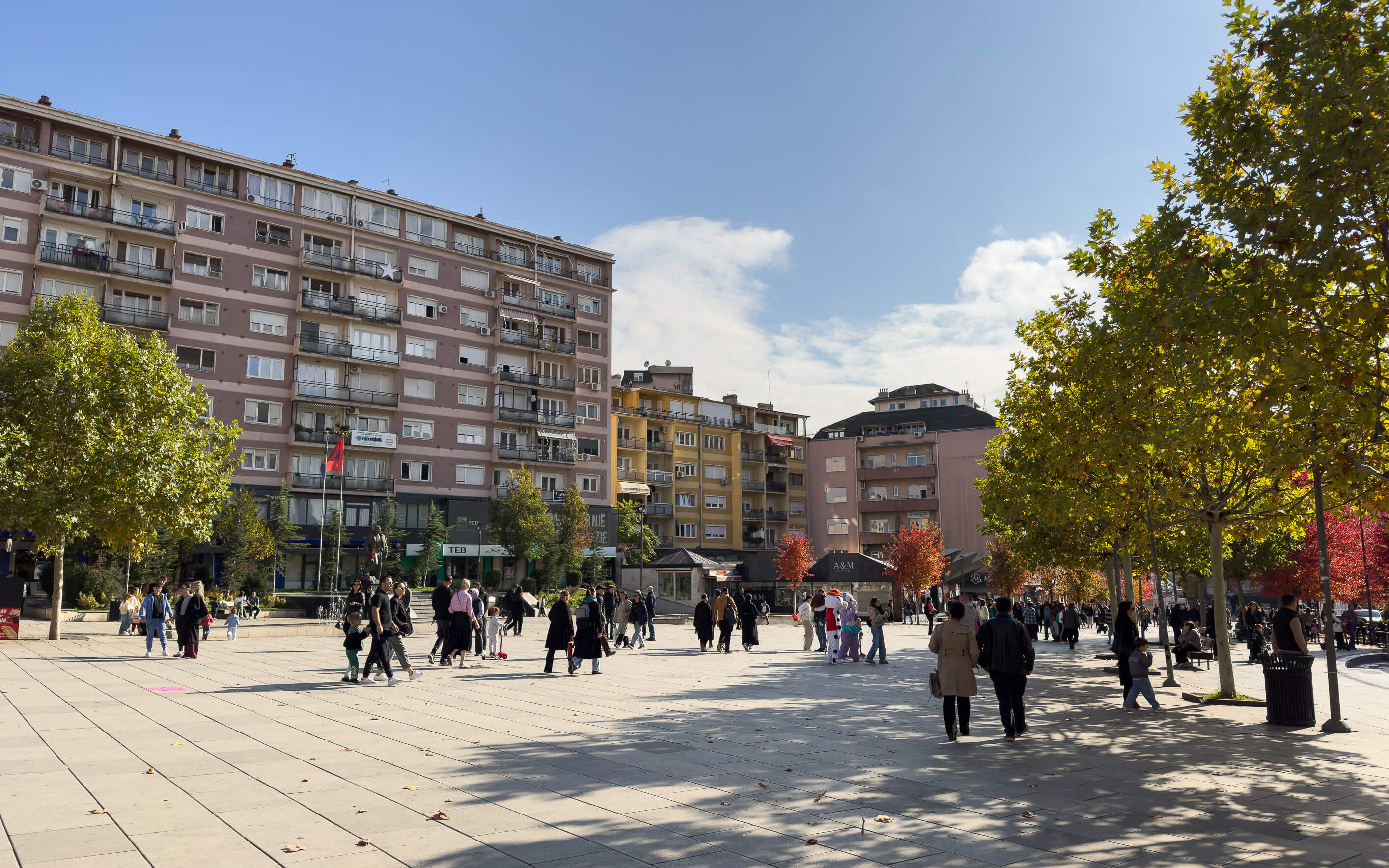 lebendige Fußgängerzone von Pristina