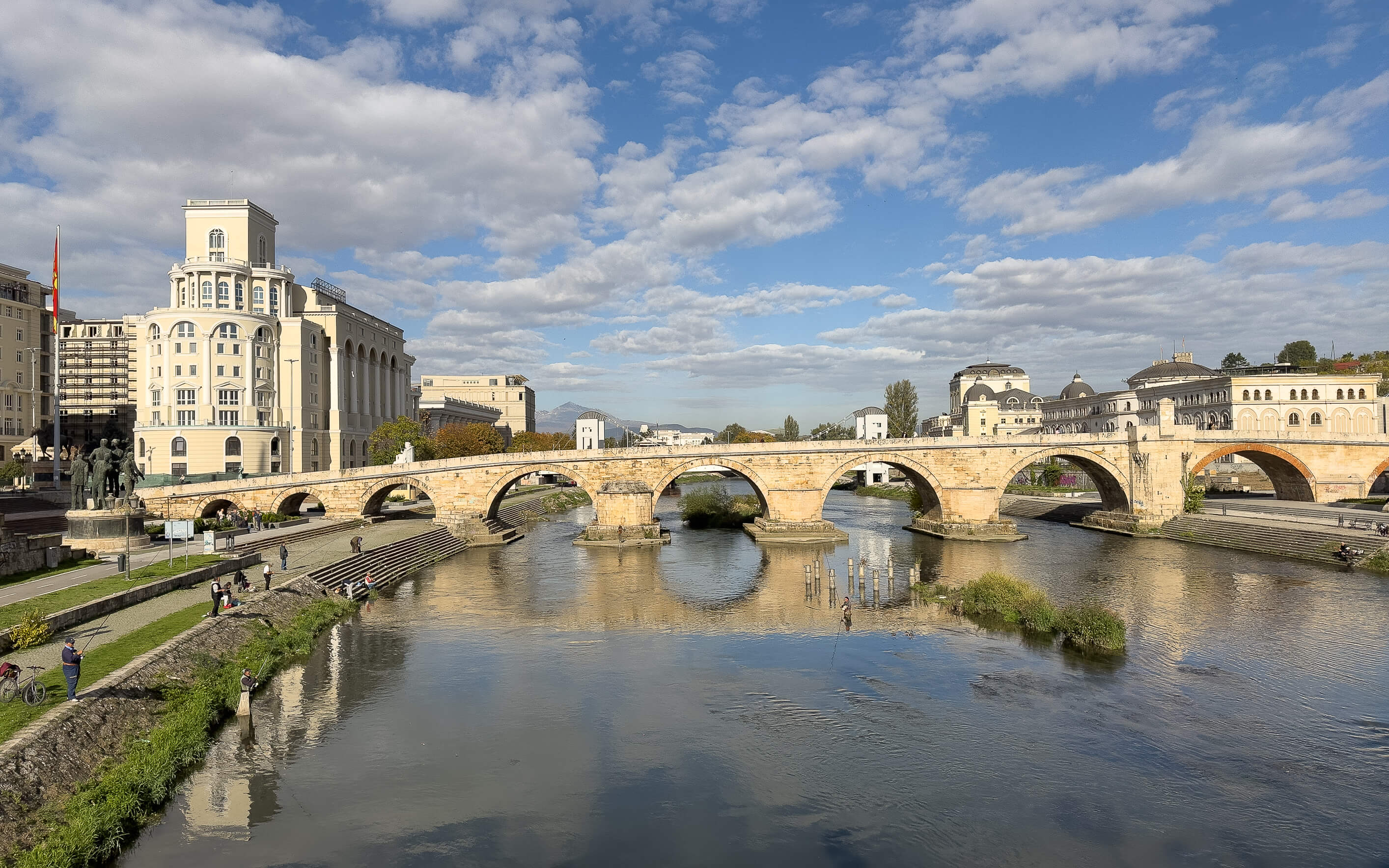 Blick auf die Steinbrücke in Skopje