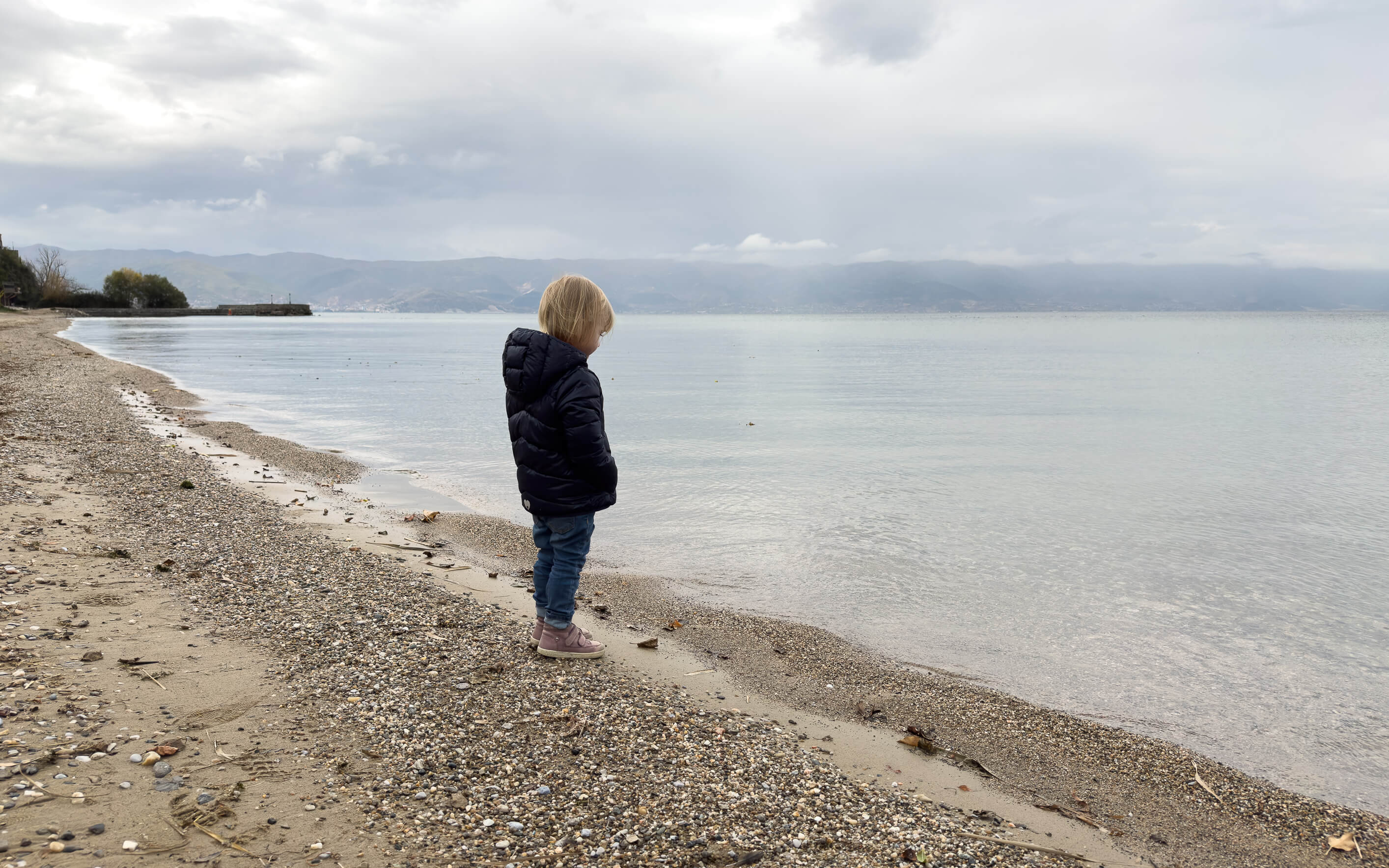 Kleinkind am Ufer des Ohridsees
