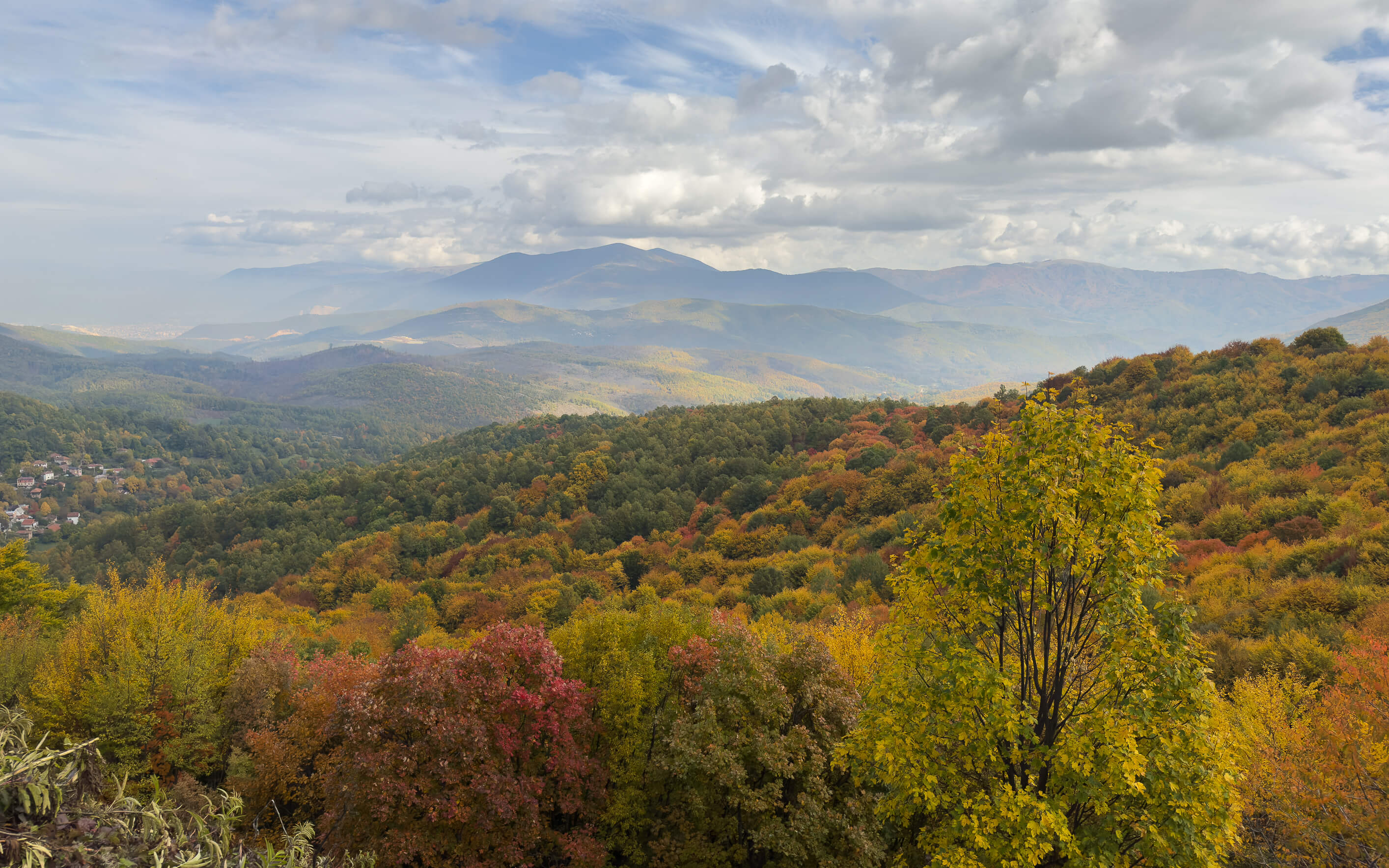 Bergige Landschaft im Herbst von Nordmazedonien