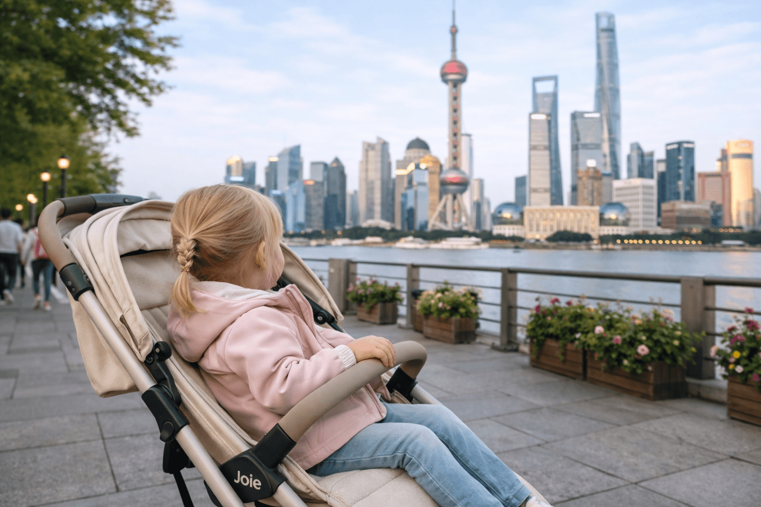 Kleinkind vor der Skyline in Shanghai