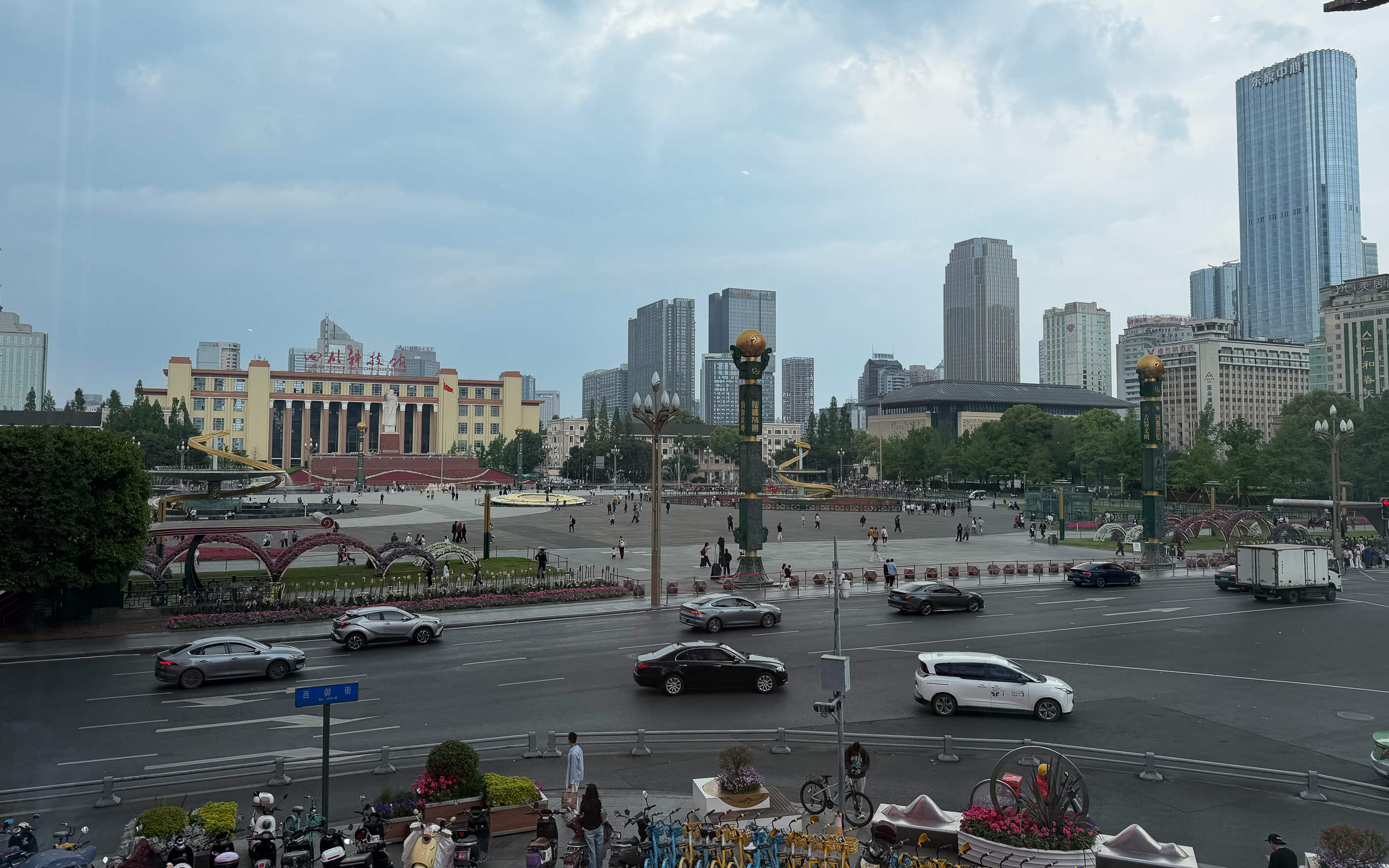 Tianfu Square mit Autos