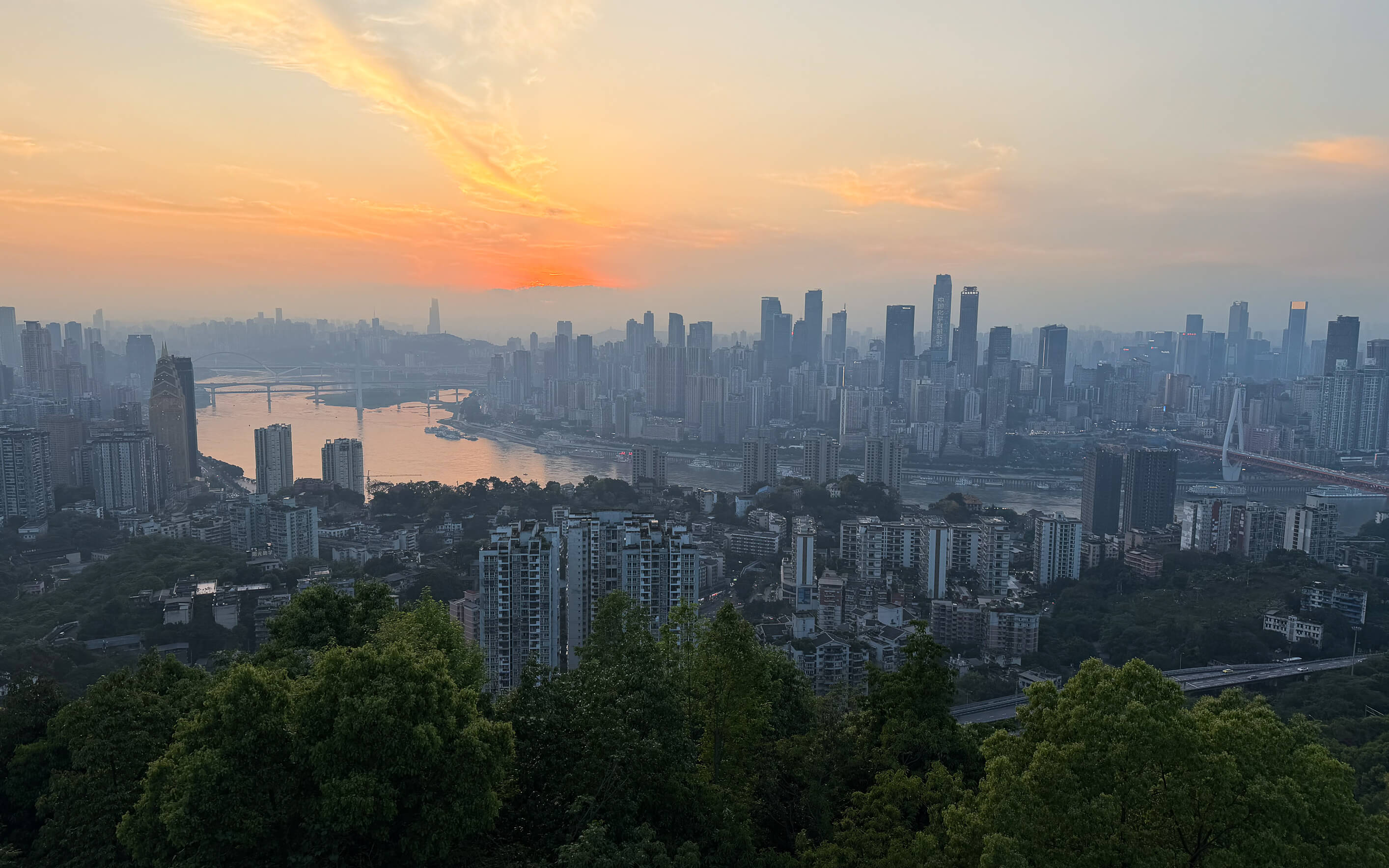Chongqing zum Sonnenuntergang mit Skyline