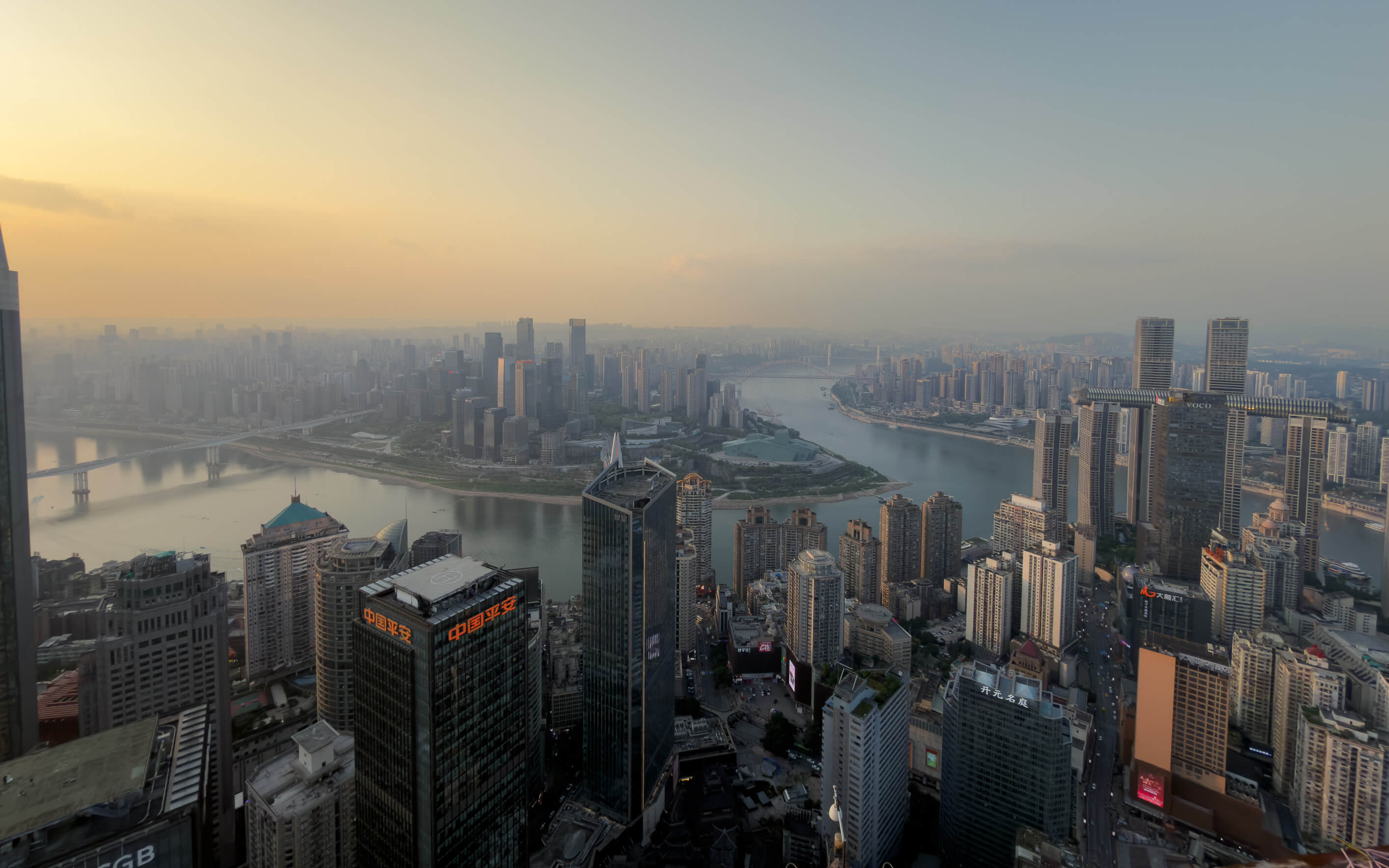 Skyline von Chongqing zum Sonnenuntergang