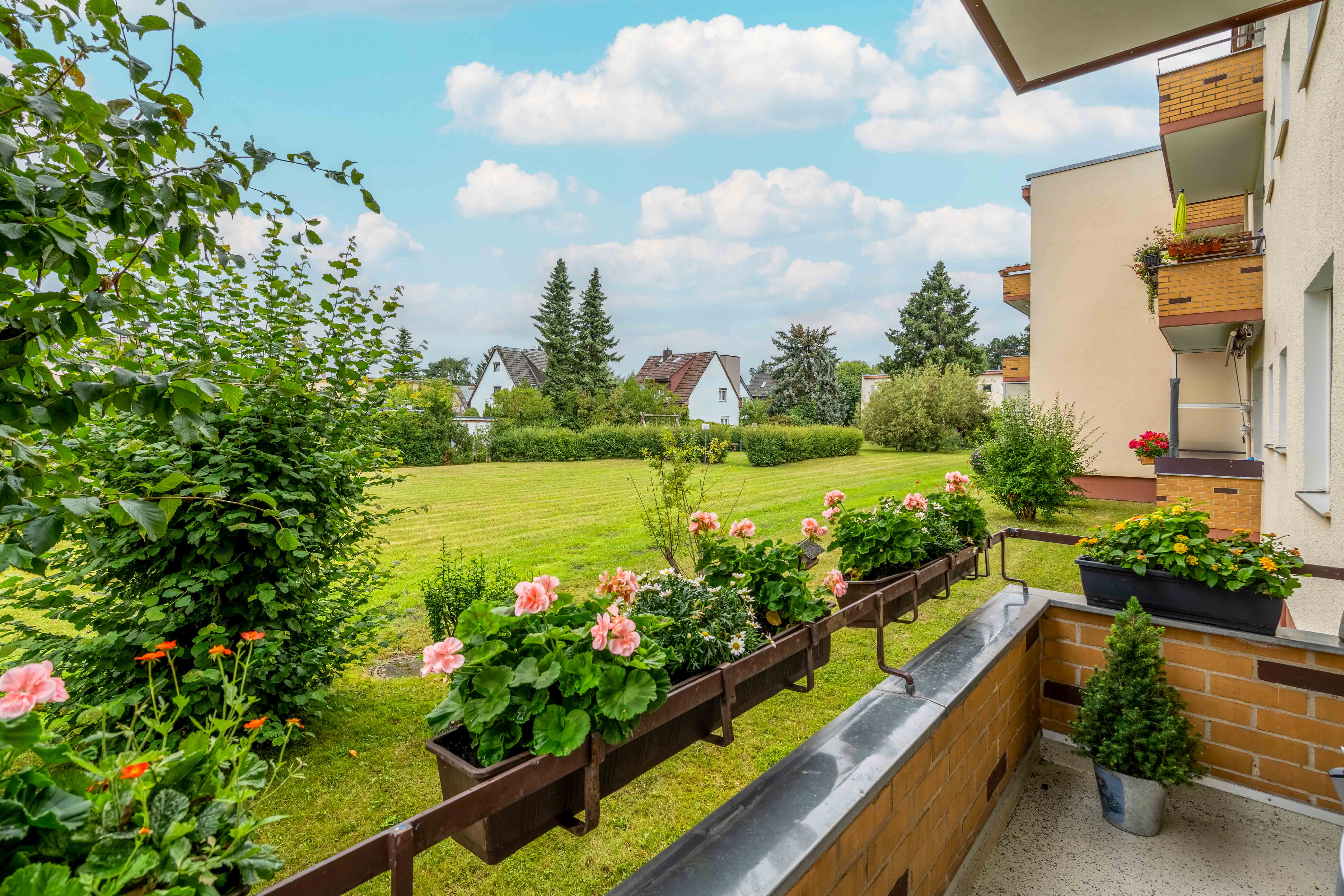 Gut geschnittene 3-Zi.-Wohnung - mit Balkon & PKW-Stellplatz - im grünen Marienfelde