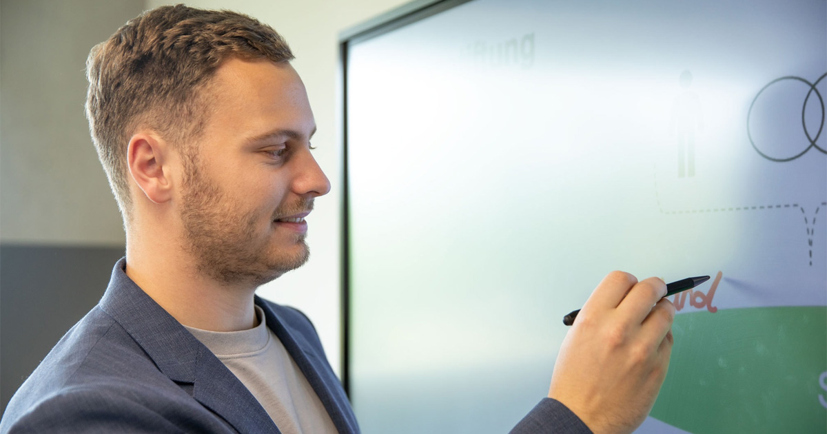 Präsentation zur Umwandlung von GbR in GmbH im Teammeeting.