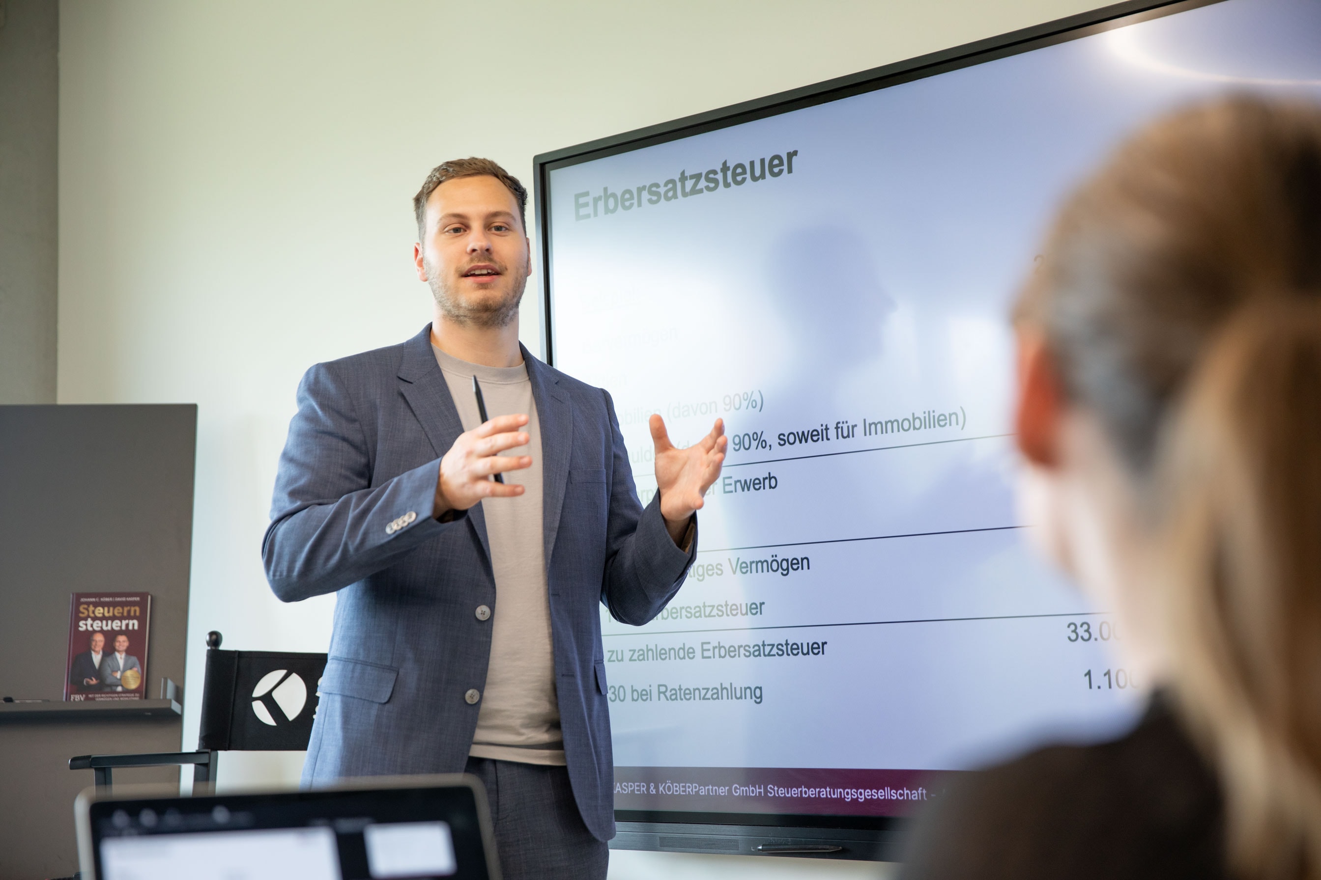 Mitarbeiter erläutert Umstrukturierungsprozess im Unternehmen.