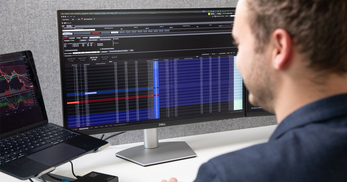 Mitarbeiter überwacht Börsendaten und Marktbewegungen für eine Trading-GmbH.