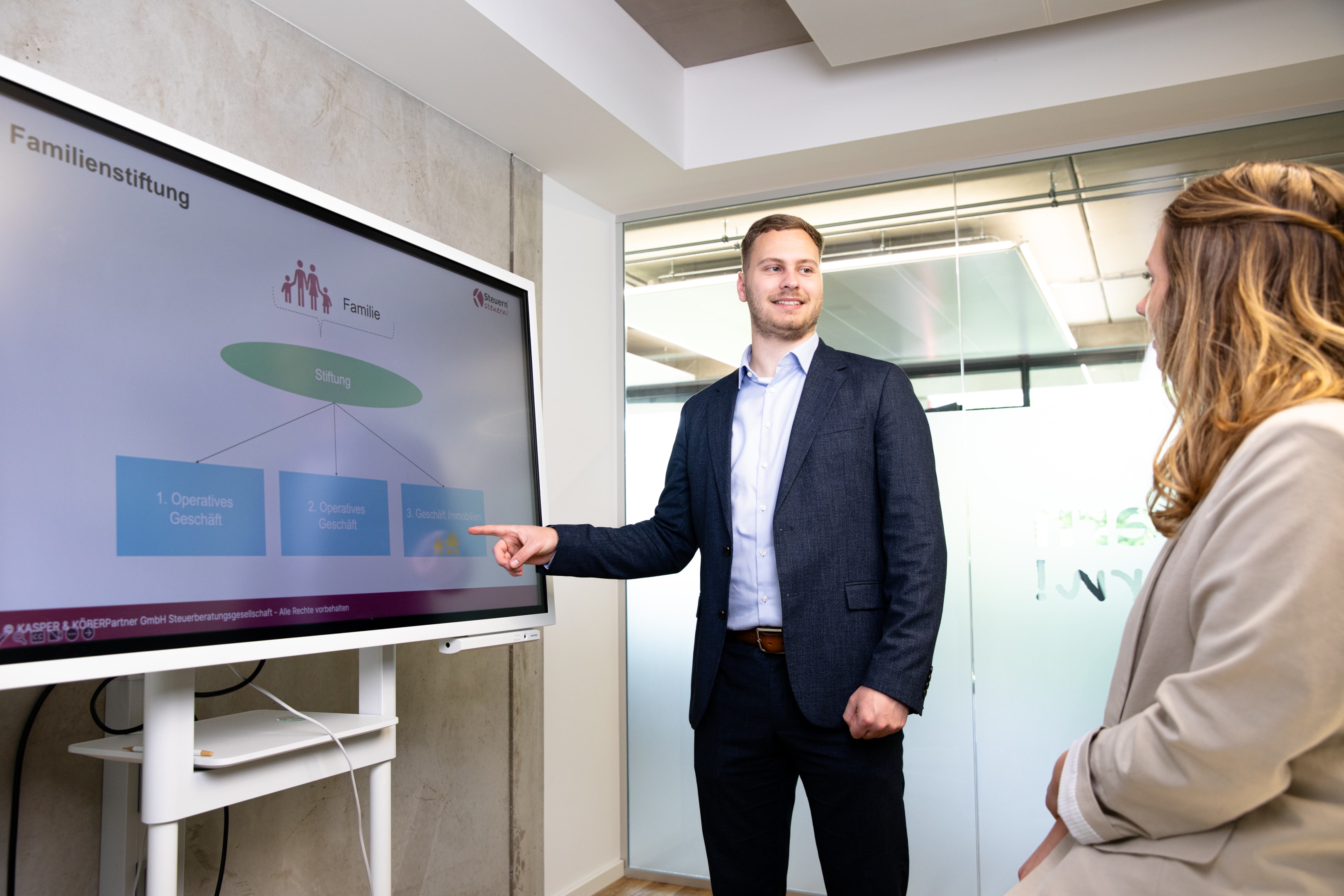 Präsentation zur steueroptimierten Immobilien-Schenkung über eine Familienstiftung.