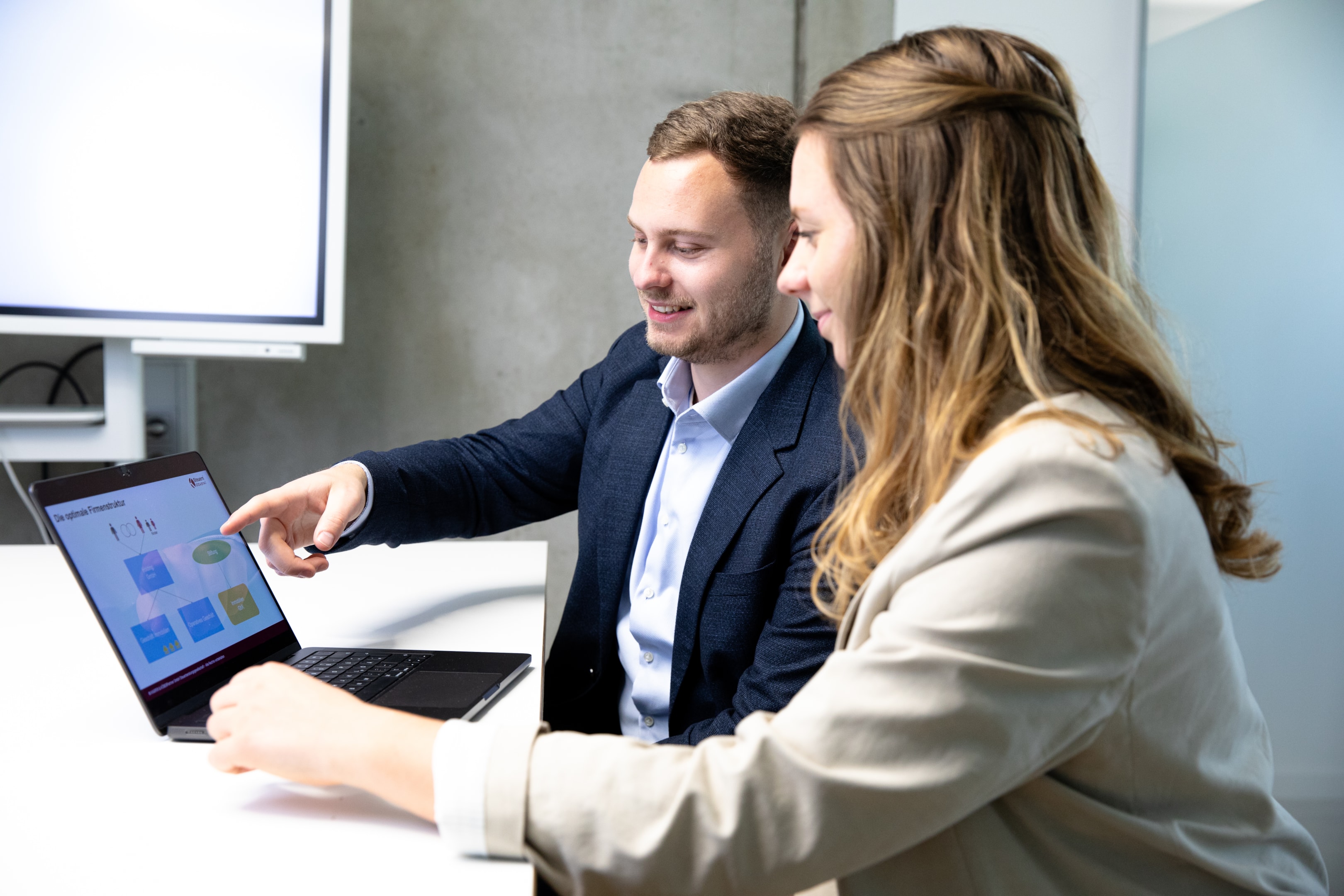 Kollegen besprechen die optimale Struktur zur steuerfreien Immobilienübertragung.