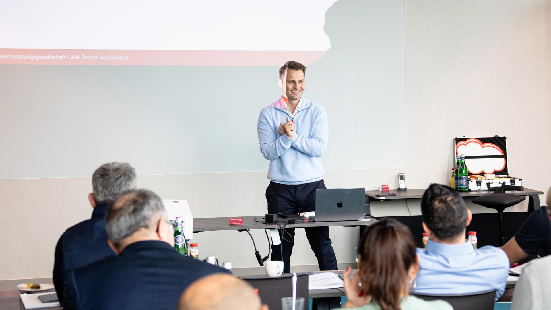 David Kasper präsentiert vor Unternehmern Strategien zur steueroptimierten Übertragung von GmbH-Anteilen.