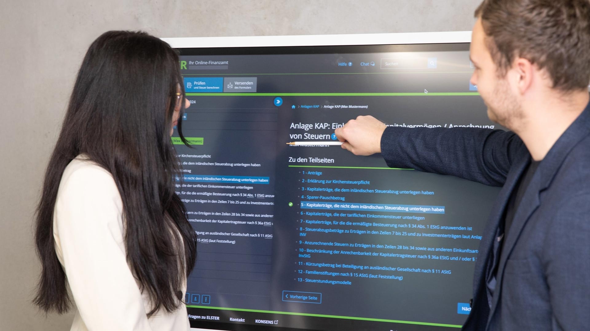 Kollegen besprechen steuerliche Angaben zur Kapitalertragsteuer bei Trading-Einnahmen.