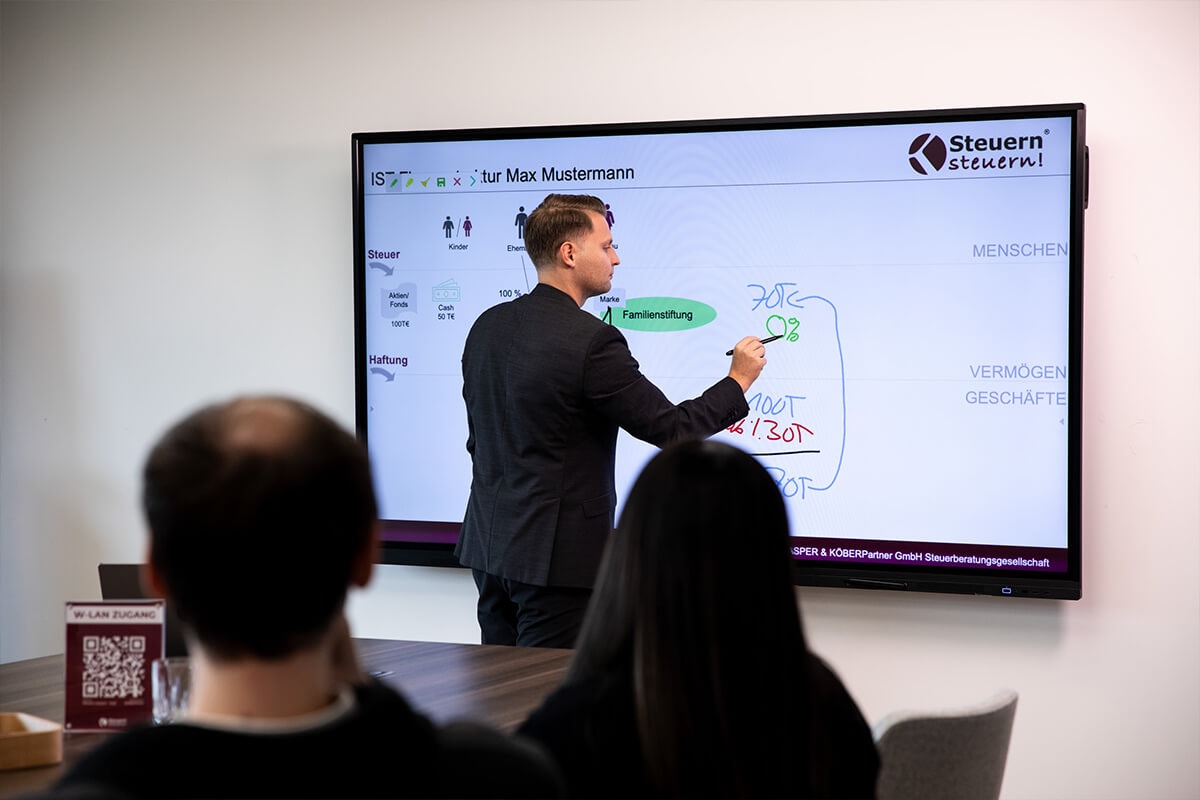 David Kasper präsentiert Steuerstrategien zur langfristigen Vermögenssicherung an interaktivem Whiteboard.
