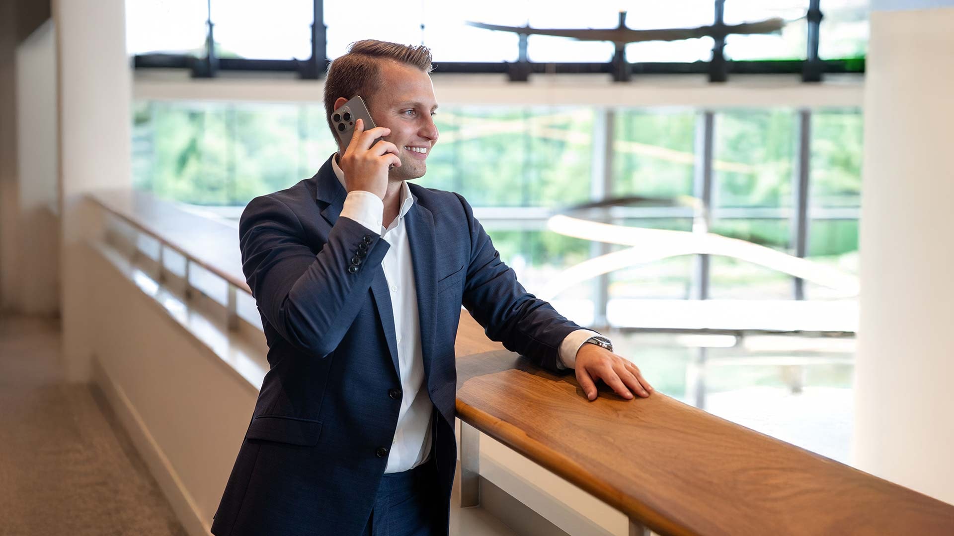 David Kasper, Experte für Steueroptimierung und Vermögensschutz, telefoniert mit Mandanten.