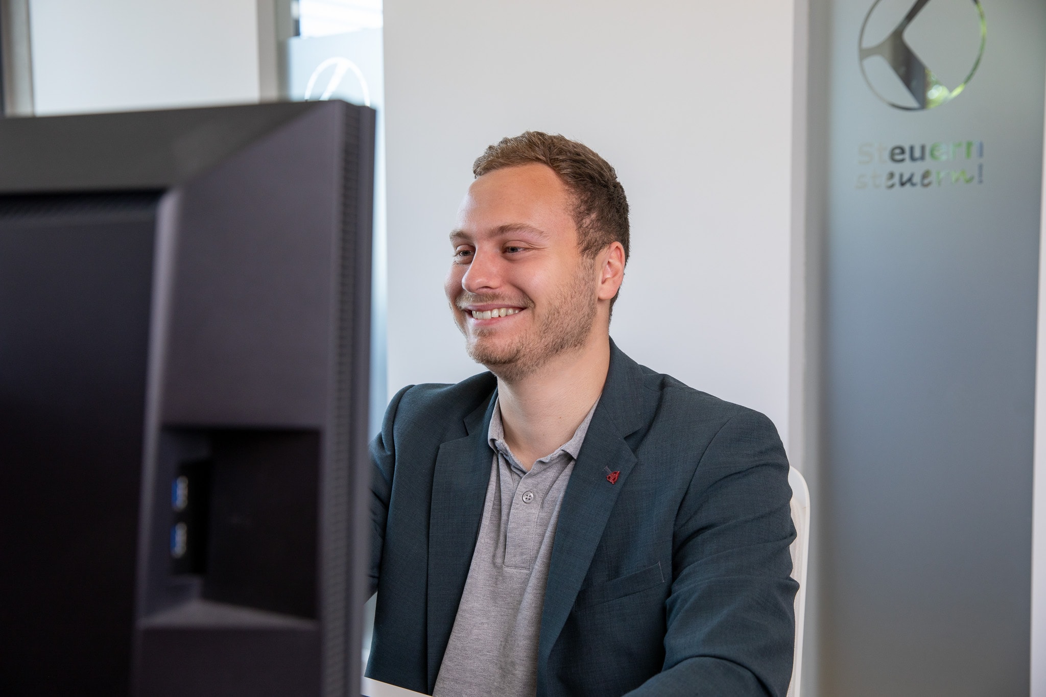 Unternehmer arbeitet konzentriert am Computer an steuerlichen Optimierungen.
