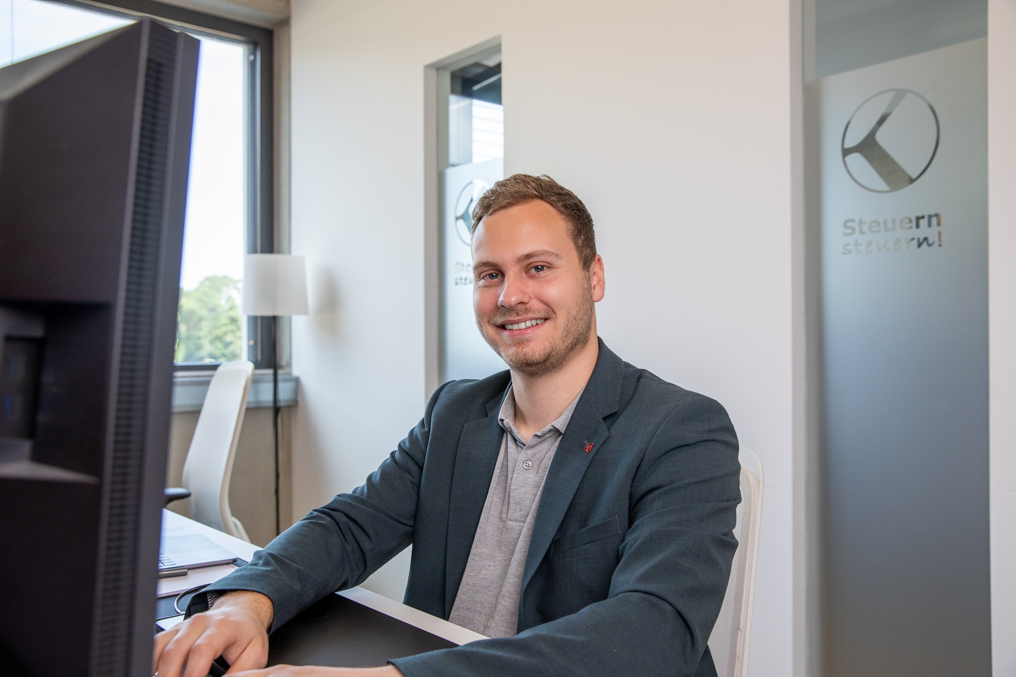 Mitarbeiter erstellt steuerliche Berechnungen für denkmalgeschützte Immobilien.