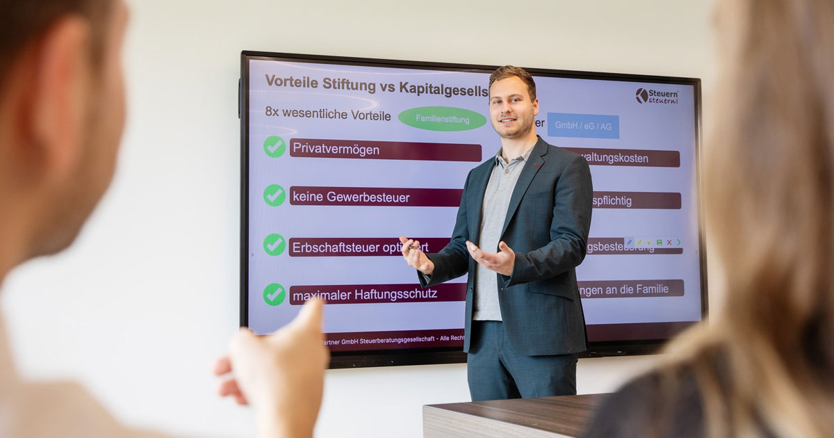 Experte präsentiert steuerliche Vorteile einer Stiftung im Vergleich zur Kapitalgesellschaft.