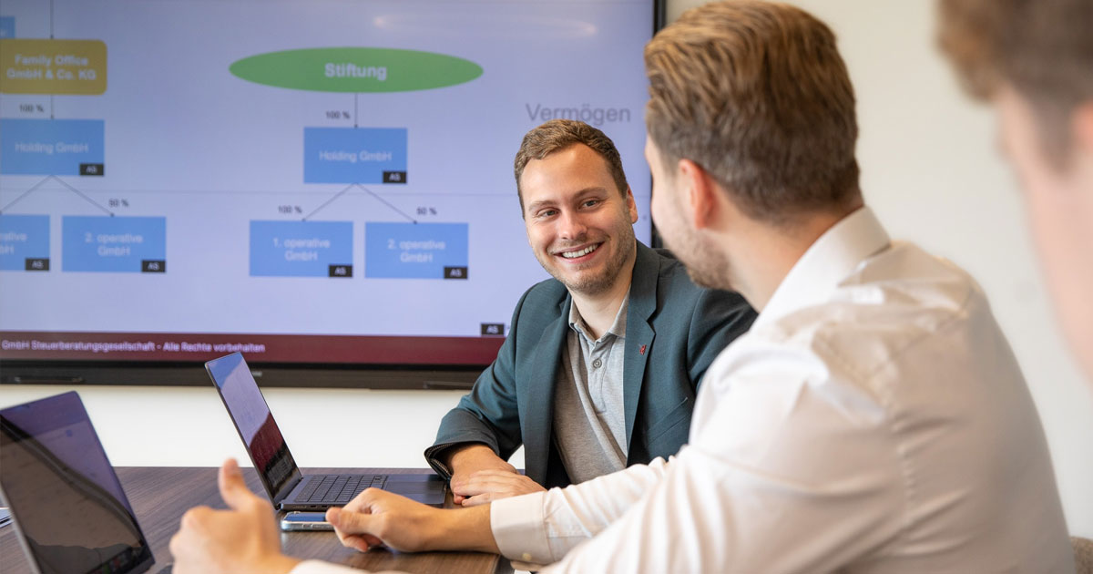 Kollegen diskutieren Strategien zur Gewinnverwendung unter Berücksichtigung steuerlicher Vorteile.
