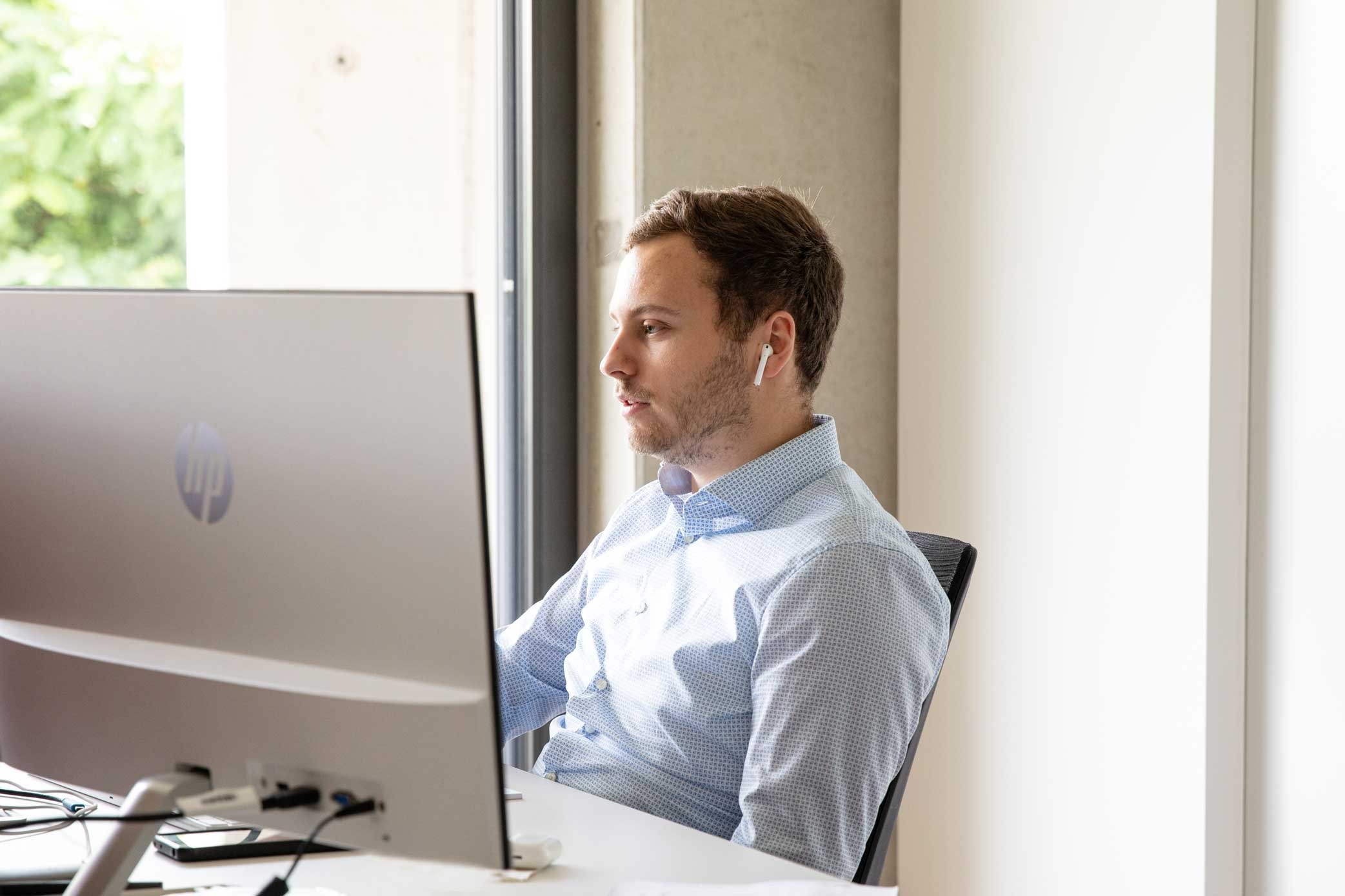Zukünftiger Steuerberater am Arbeitsplatz mit Fokus auf digitale Mandantenbetreuung.
