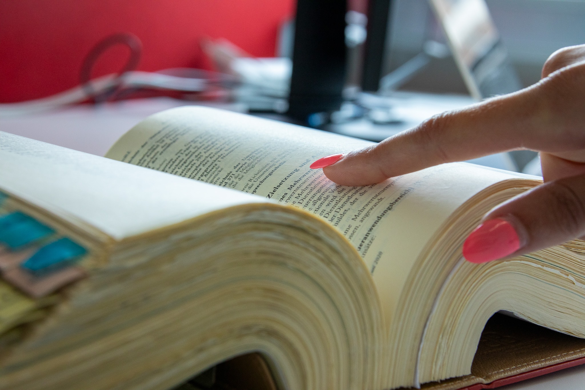 Juristische Fachliteratur mit Lesezeichen – wichtiger Begleiter auf dem Weg zum Steuerberater.