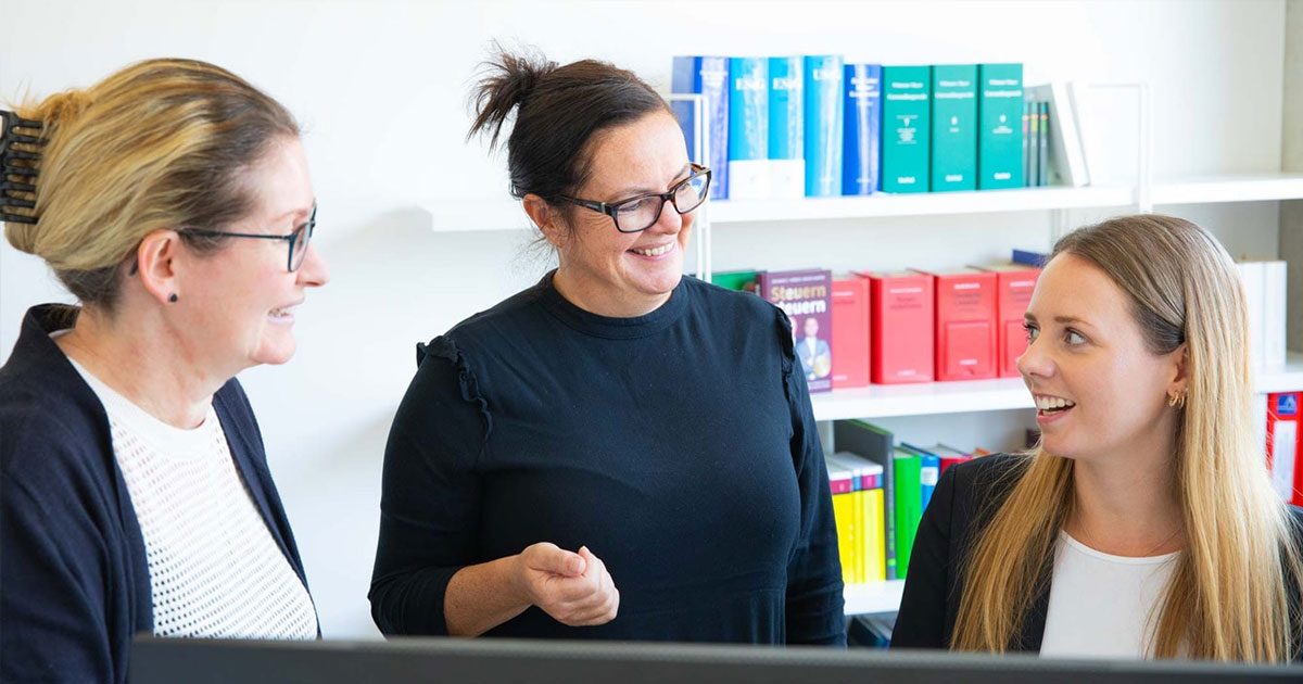Teamarbeit als Schlüssel zum erfolgreichen Karrierestart bei Steuern steuern®