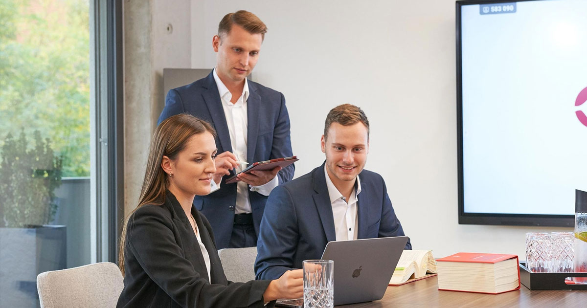 Karriereweg Steuerberater: Teamarbeit und Austausch als Teil des Studiums und Berufsalltags.