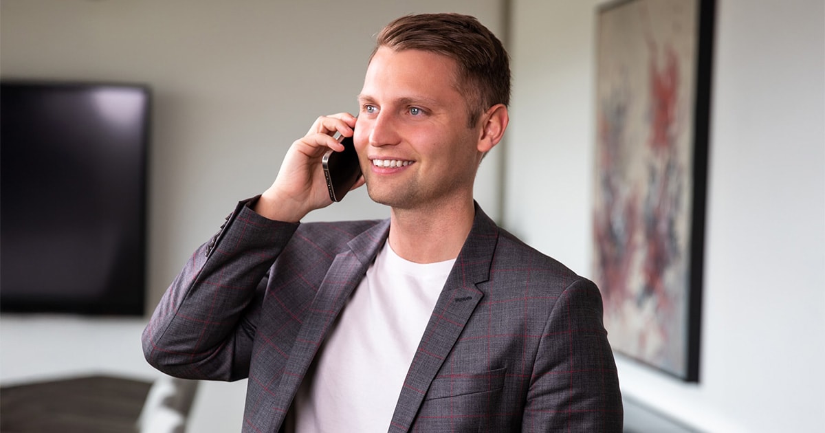 Steuerberater David Kasper im Gespräch am Telefon im modernen Büro.