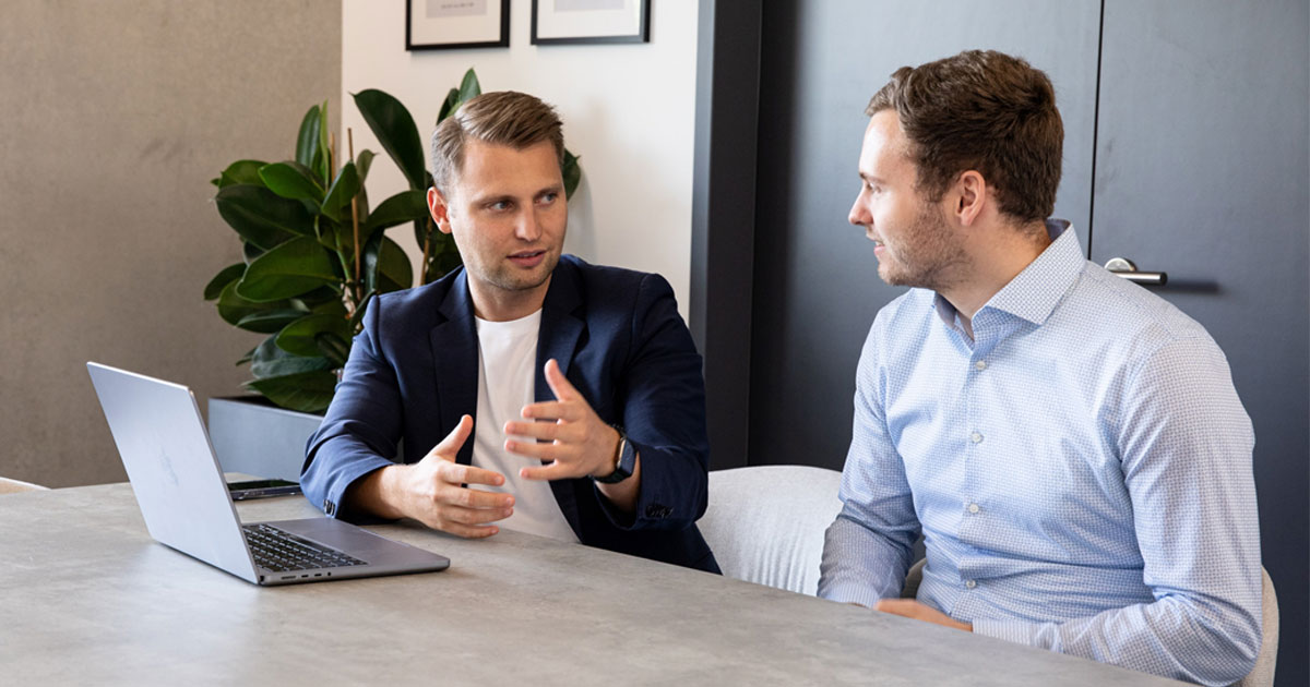 Steuerberater David Kasper im Austausch mit einem Mitarbeiter über die Gründung einer Familienstiftung für Immobilien.