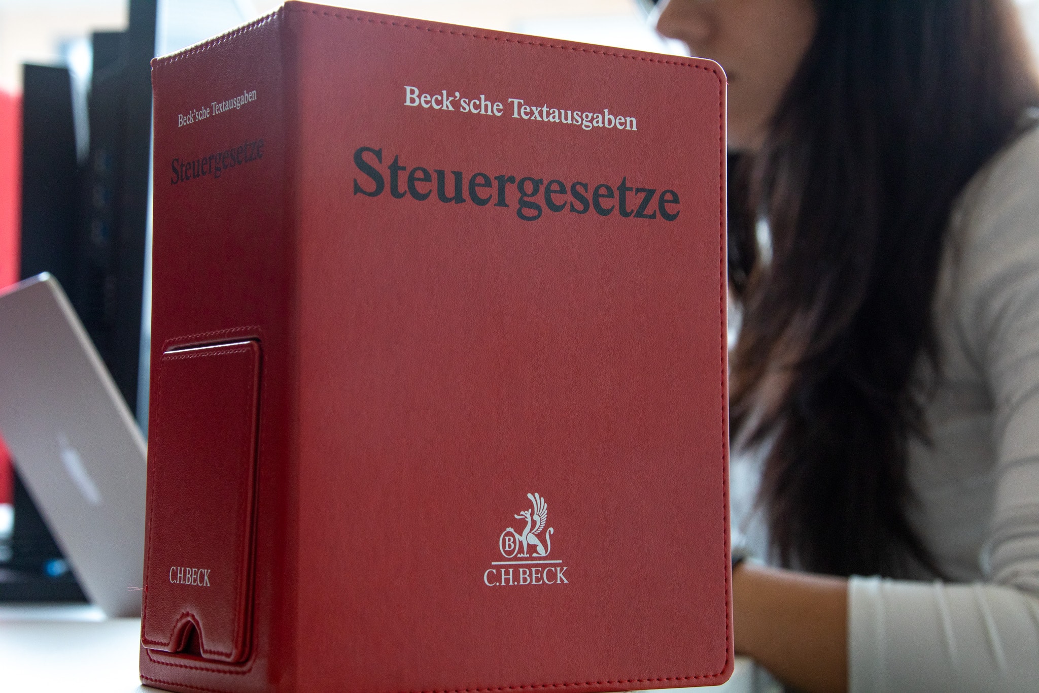 Fachliteratur zum Steuerrecht unterstützt die rechtssichere Gestaltung von Unternehmensnachfolgen.