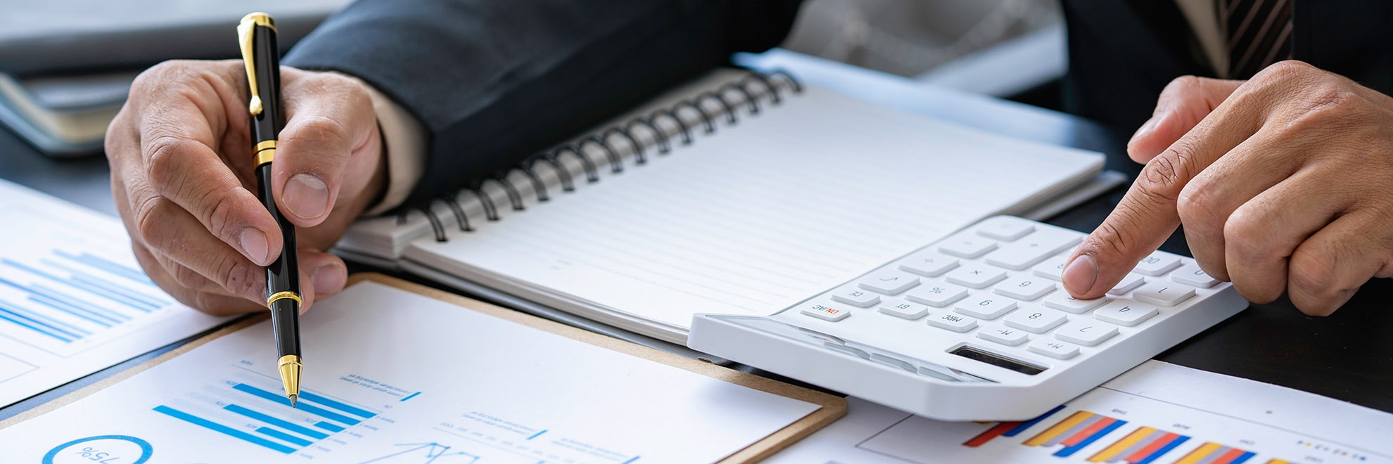 Mitarbeiter analysiert Unternehmenszahlen zur optimalen Abschreibungsmethode.