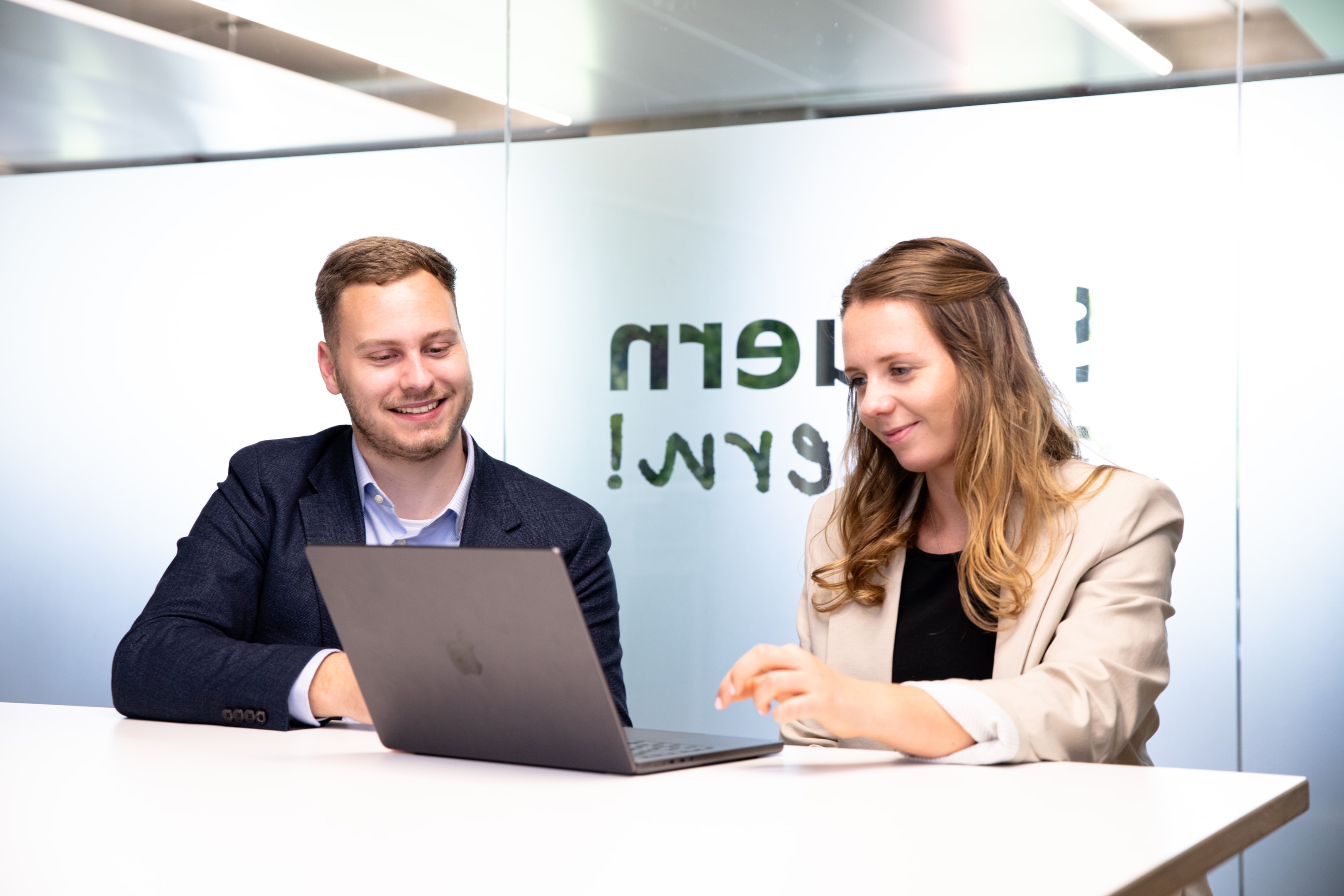 Teammeeting zur steuerlichen Ausgestaltung atypischer Beteiligungsmodelle.