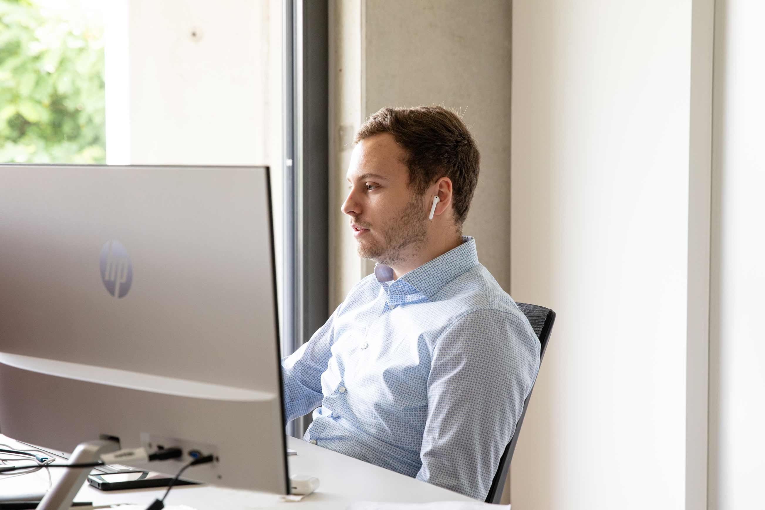 Sven Wecklein, zertifizierter Stiftungsberater, analysiert steuerliche Gestaltungsmöglichkeiten und Steuersparpotenziale bei der Holding-Gründung.