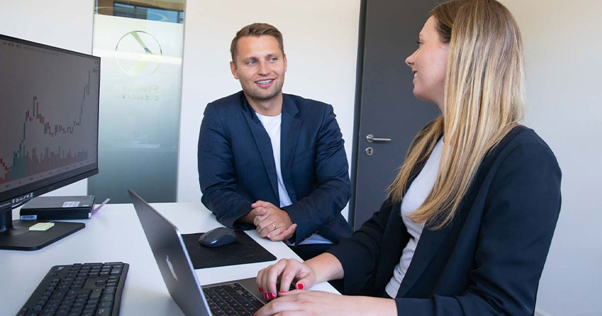 Gemeinsame Analyse von Immobilien-Gewinn und Spekulationssteuer – digitale Beratung am Laptop.