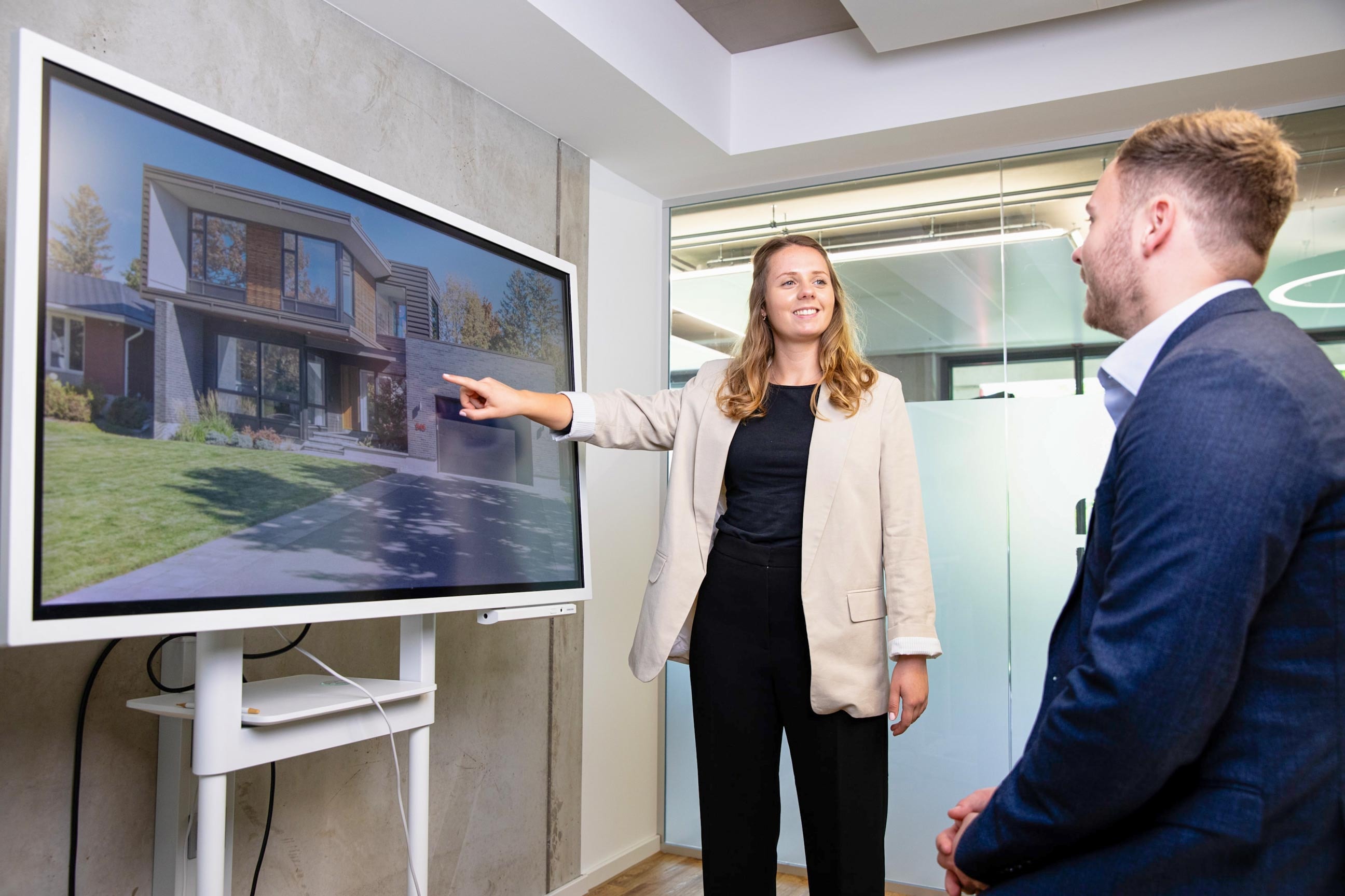 Analyse einer Immobilie am Monitor: Experten klären steuerfreie Veräußerung nach 10 Jahren.